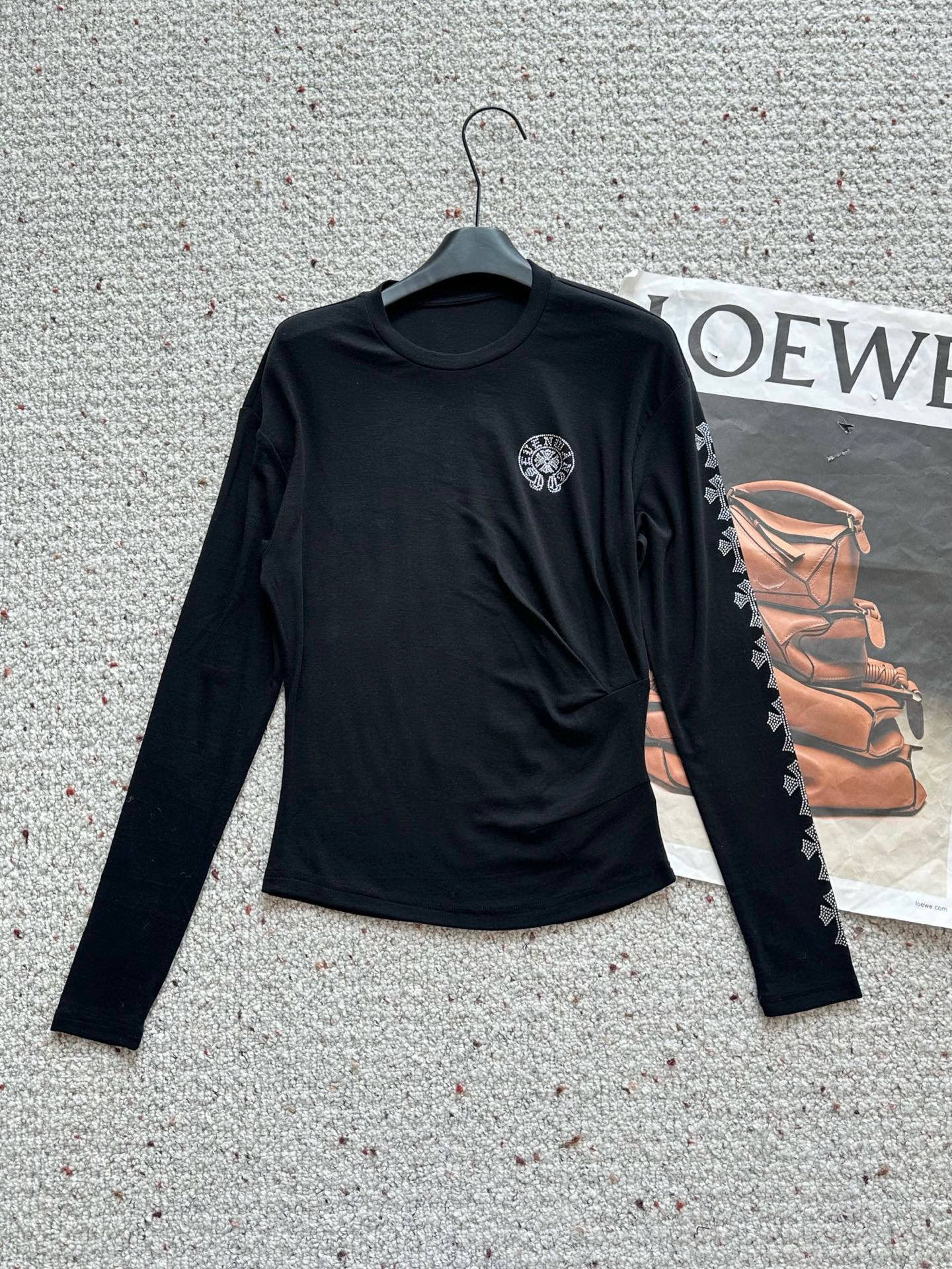 🛒𝐍𝐄𝐖 · 𝟐𝟎𝟐5/爆款现货设计师原创｜2025新款天丝羊毛烫钻打底衫云感舒适的系列！上身的触感谁穿