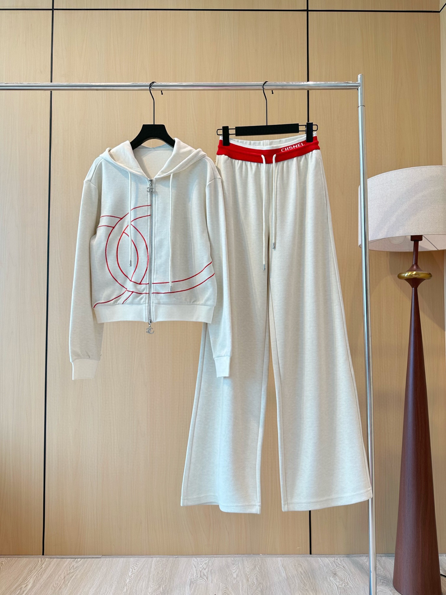 🛒𝐍𝐄𝐖 · 𝟐𝟎𝟐5/爆款现货设计师 原创｜撞色拼接休闲套装带帽拉链休闲外套，搭配织带休闲裤，定制面料