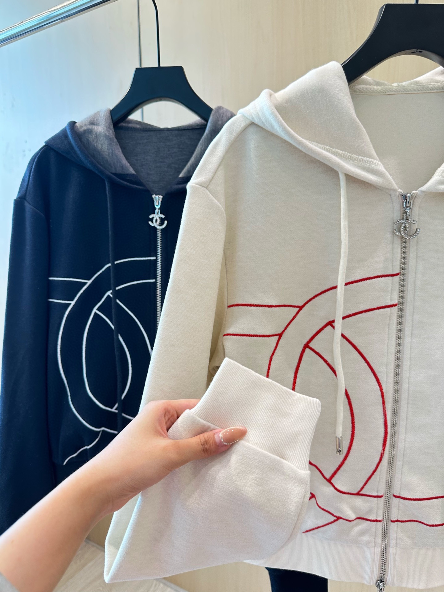 🛒𝐍𝐄𝐖 · 𝟐𝟎𝟐5/爆款现货设计师 原创｜撞色拼接休闲套装带帽拉链休闲外套，搭配织带休闲裤，定制面料