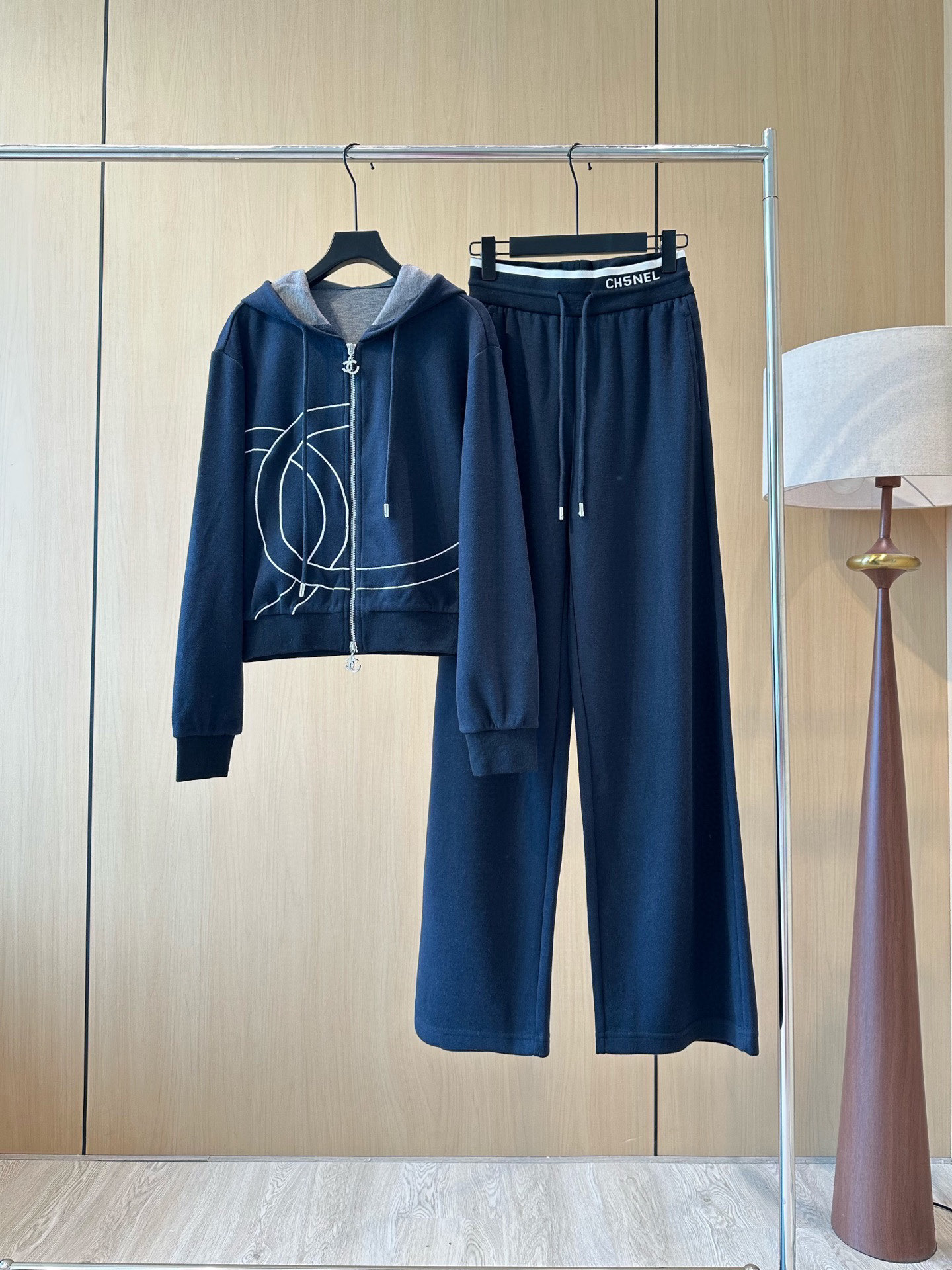 🛒𝐍𝐄𝐖 · 𝟐𝟎𝟐5/爆款现货设计师 原创｜撞色拼接休闲套装带帽拉链休闲外套，搭配织带休闲裤，定制面料