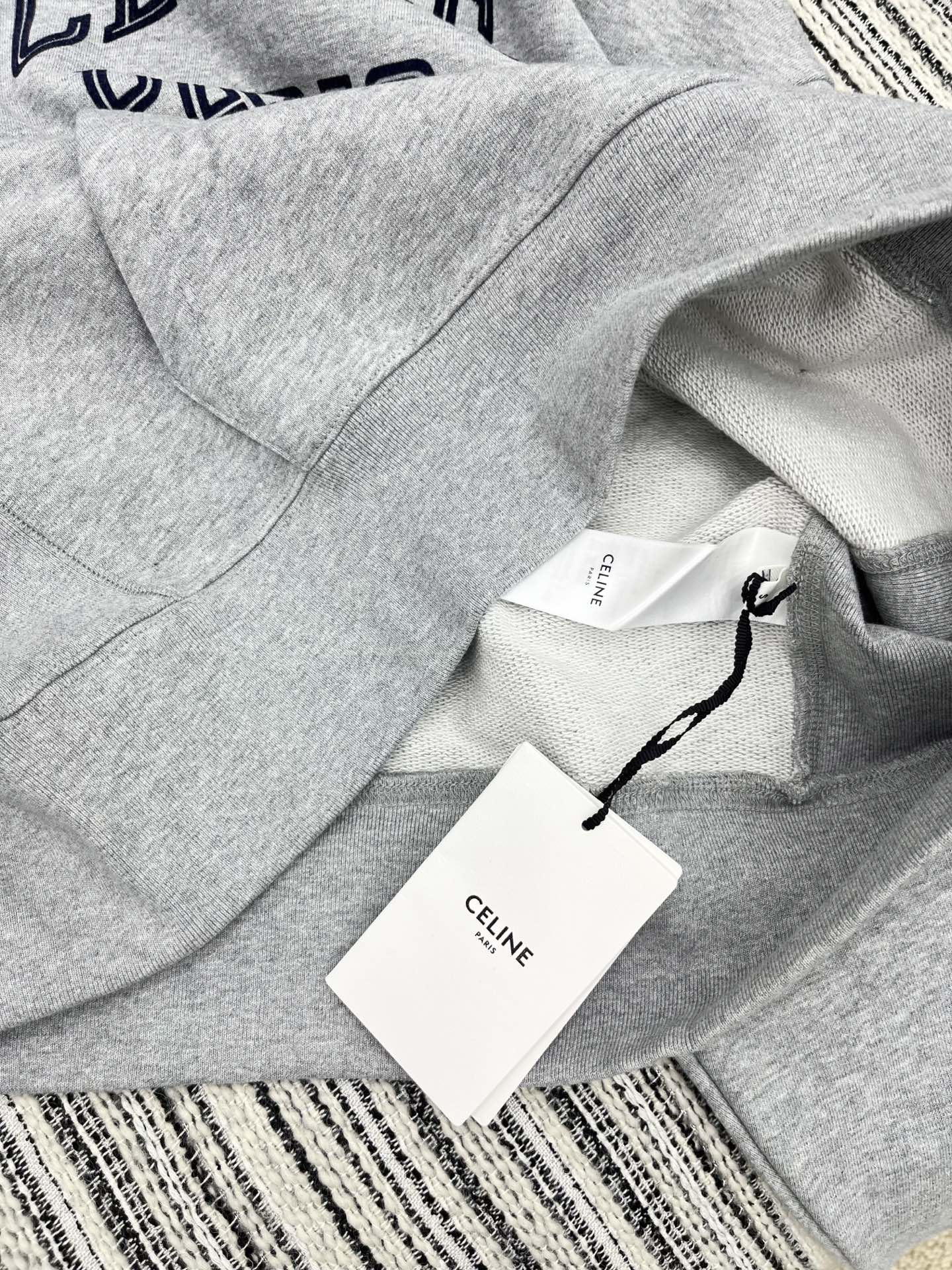 🛒𝐍𝐄𝐖 · 𝟐𝟎𝟐5/爆款现货【原版定制】Celin*｜25早秋经典立体撞色字母带帽卫衣干净利落的裁剪