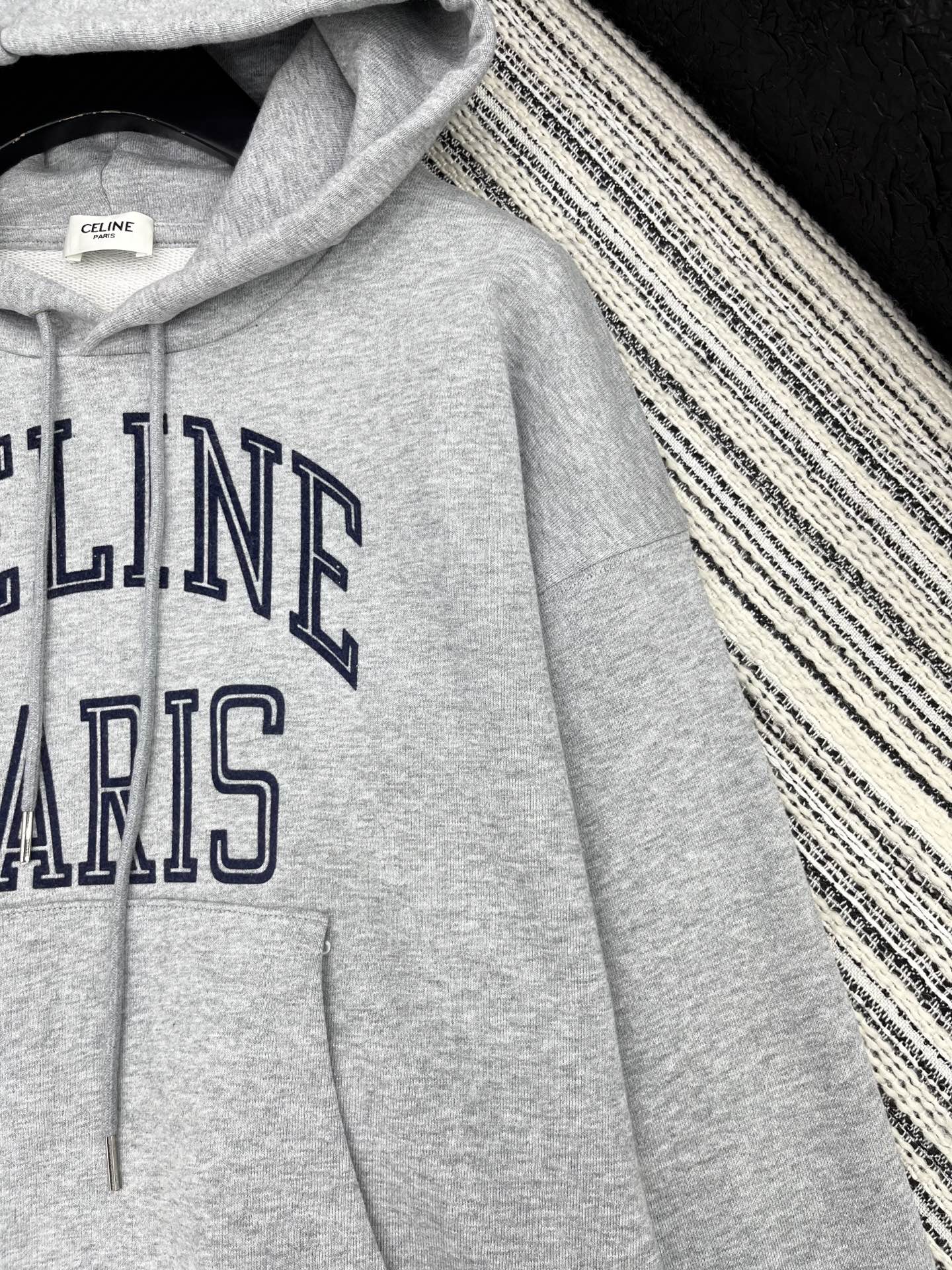 🛒𝐍𝐄𝐖 · 𝟐𝟎𝟐5/爆款现货【原版定制】Celin*｜25早秋经典立体撞色字母带帽卫衣干净利落的裁剪
