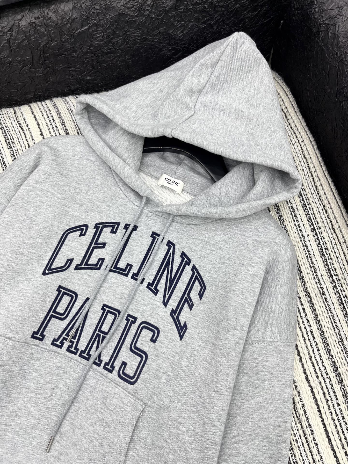 🛒𝐍𝐄𝐖 · 𝟐𝟎𝟐5/爆款现货【原版定制】Celin*｜25早秋经典立体撞色字母带帽卫衣干净利落的裁剪