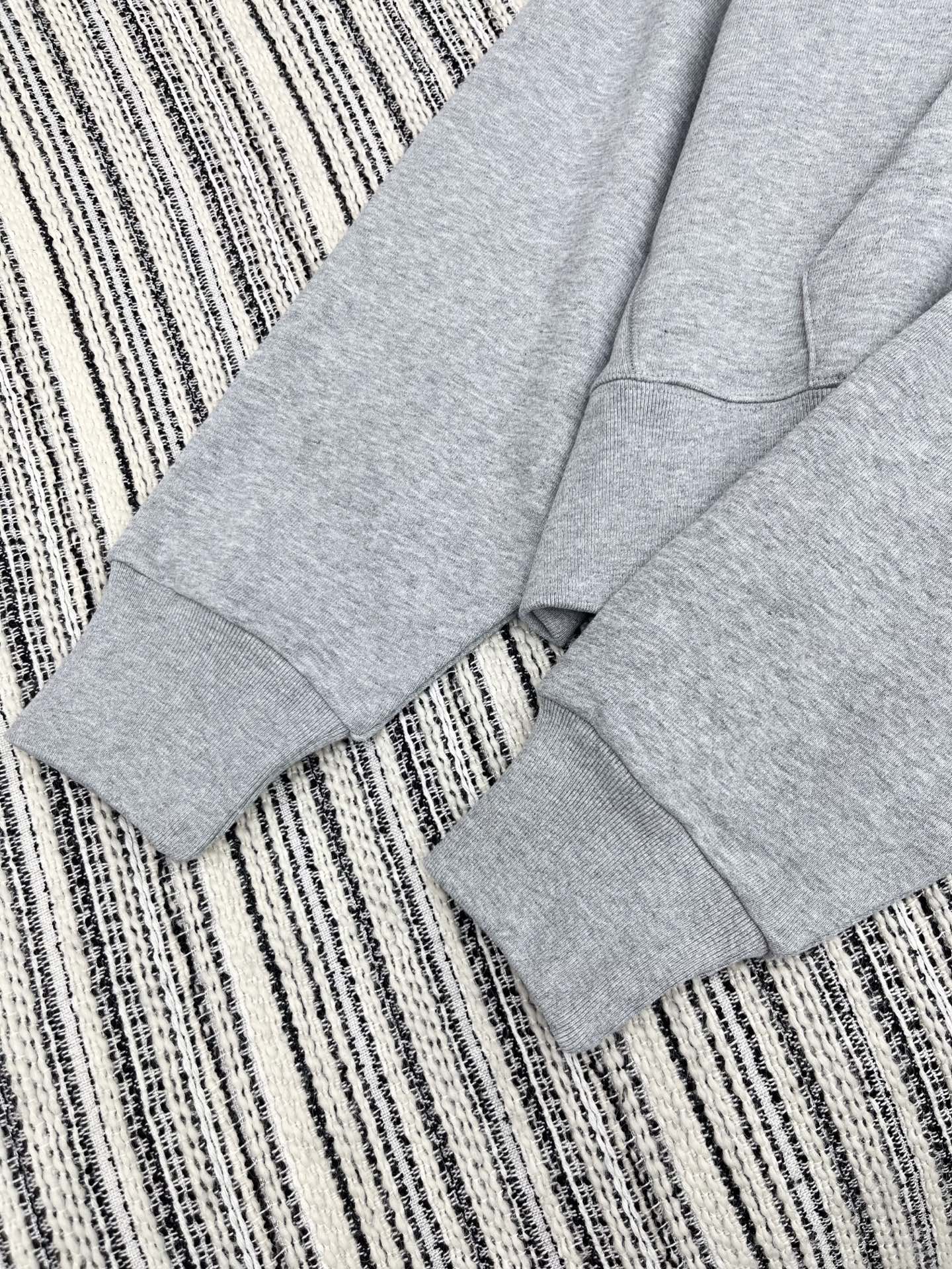 🛒𝐍𝐄𝐖 · 𝟐𝟎𝟐5/爆款现货【原版定制】Celin*｜25早秋经典立体撞色字母带帽卫衣干净利落的裁剪