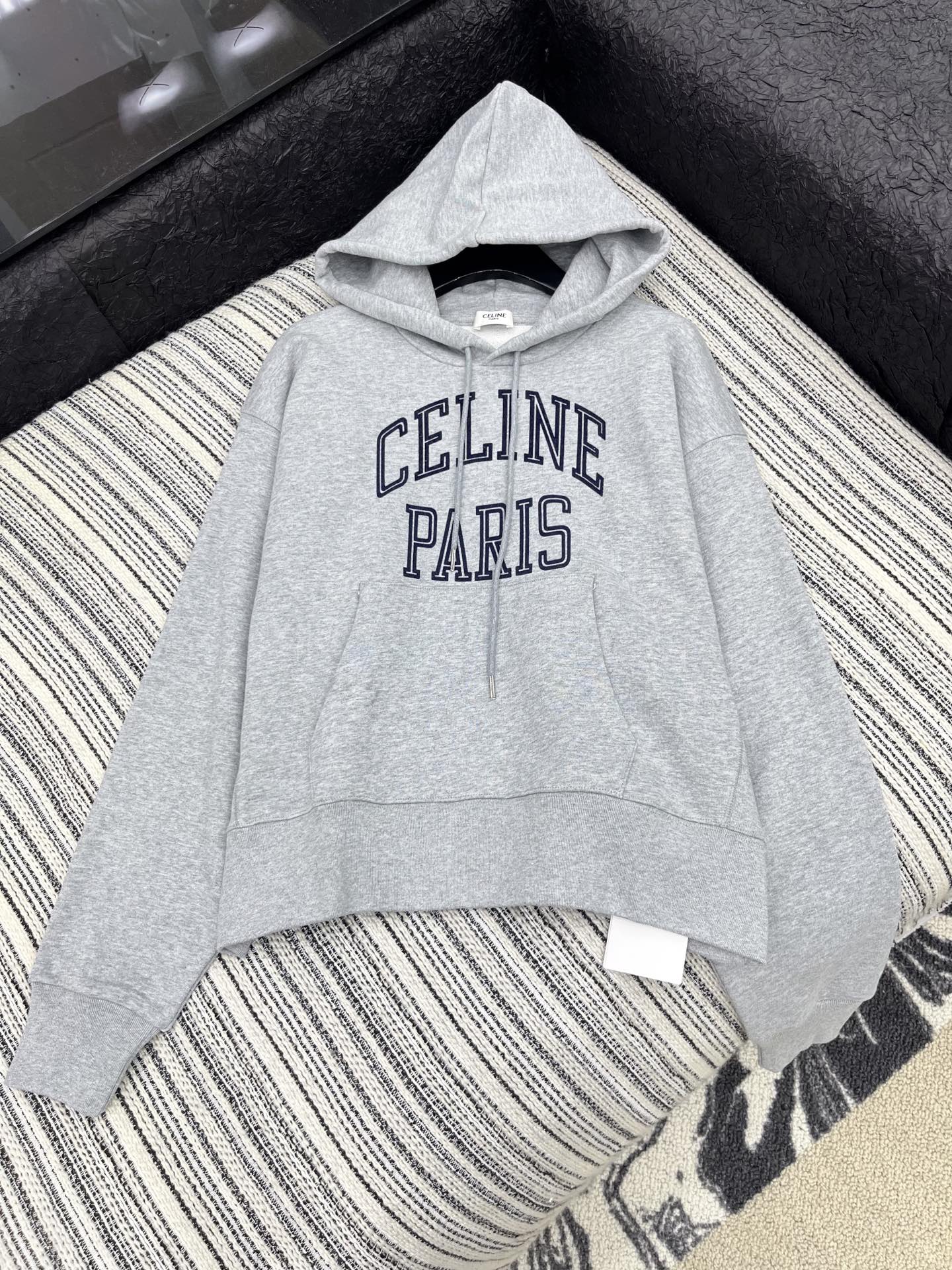 🛒𝐍𝐄𝐖 · 𝟐𝟎𝟐5/爆款现货【原版定制】Celin*｜25早秋经典立体撞色字母带帽卫衣干净利落的裁剪