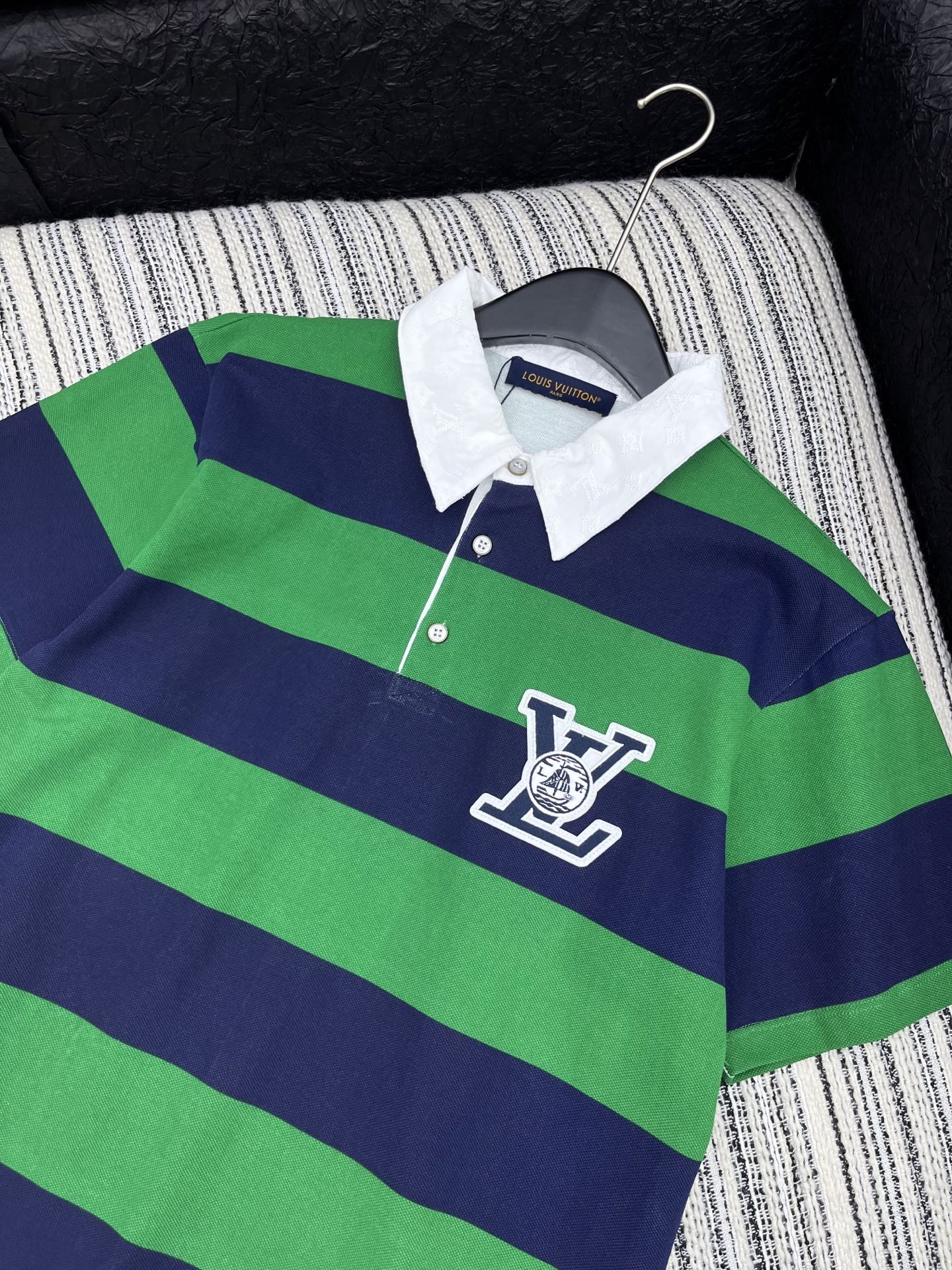 🛒𝐍𝐄𝐖 · 𝟐𝟎𝟐5/爆款现货【原版定制】 LV｜2025翻领撞色polo翻领贴布绣T恤激光刺绣撞色翻