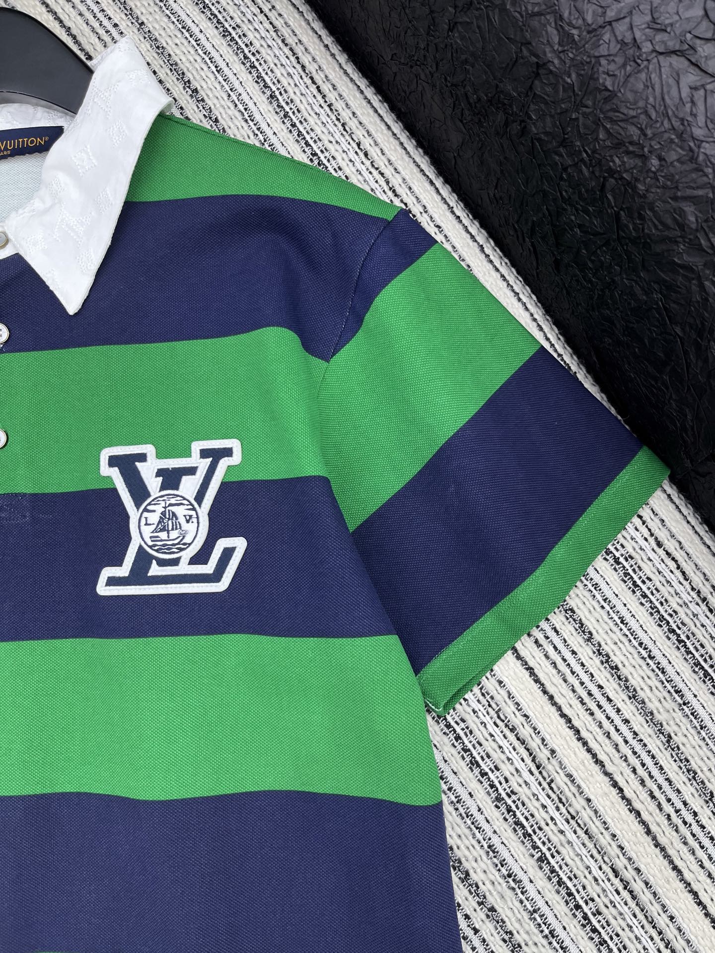 🛒𝐍𝐄𝐖 · 𝟐𝟎𝟐5/爆款现货【原版定制】 LV｜2025翻领撞色polo翻领贴布绣T恤激光刺绣撞色翻