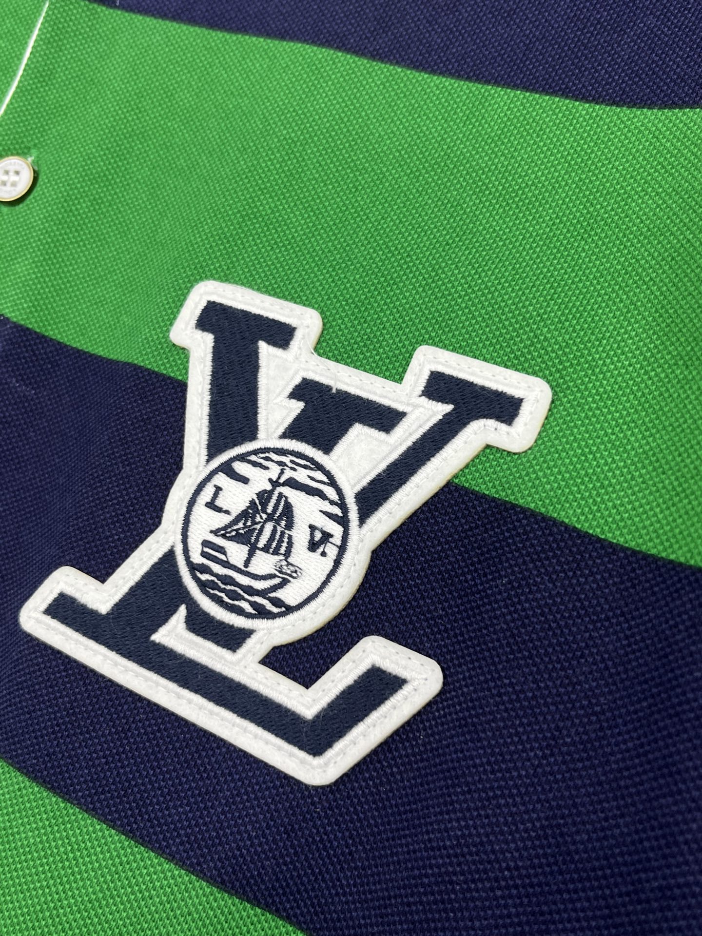 🛒𝐍𝐄𝐖 · 𝟐𝟎𝟐5/爆款现货【原版定制】 LV｜2025翻领撞色polo翻领贴布绣T恤激光刺绣撞色翻