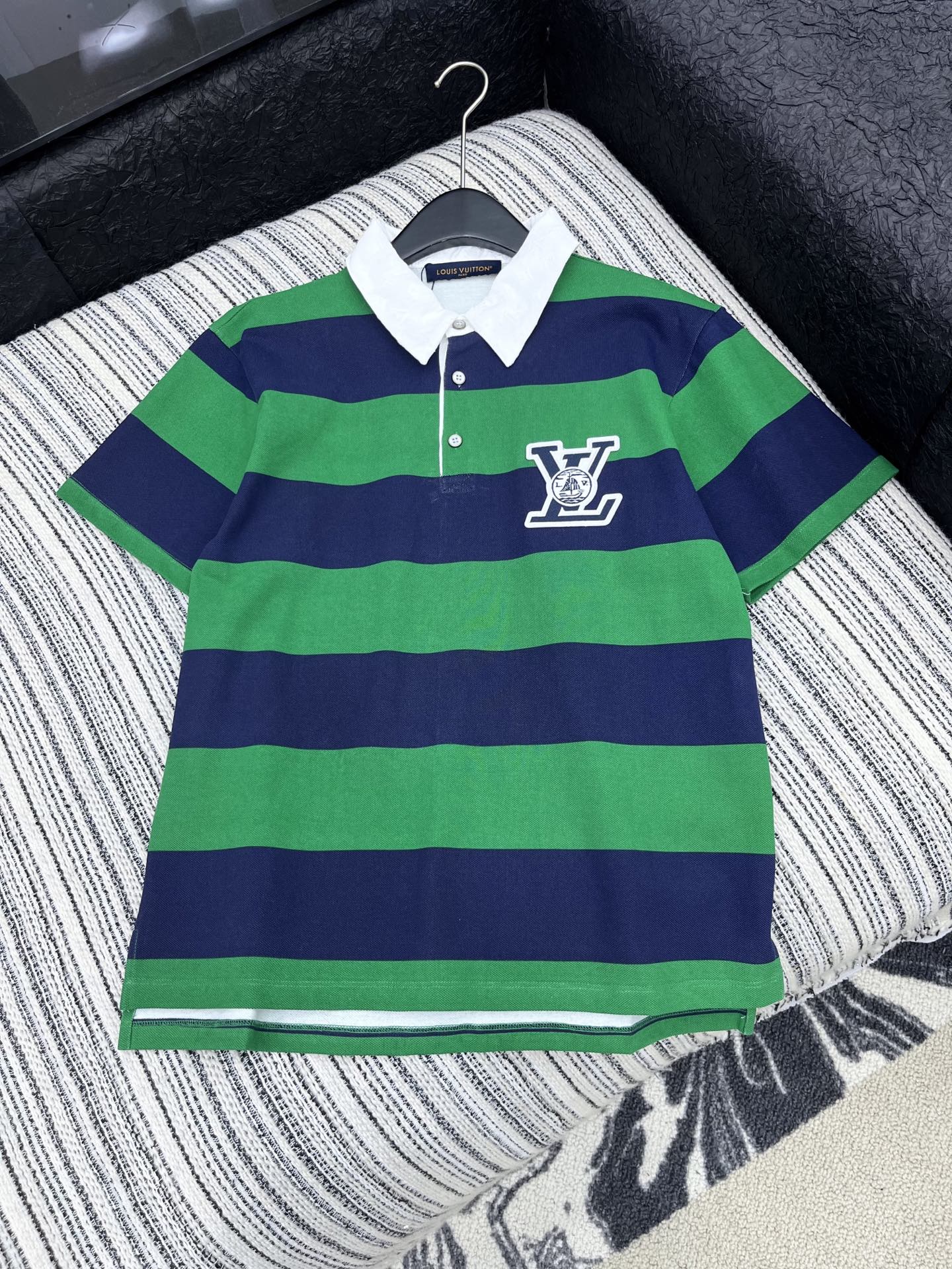 🛒𝐍𝐄𝐖 · 𝟐𝟎𝟐5/爆款现货【原版定制】 LV｜2025翻领撞色polo翻领贴布绣T恤激光刺绣撞色翻