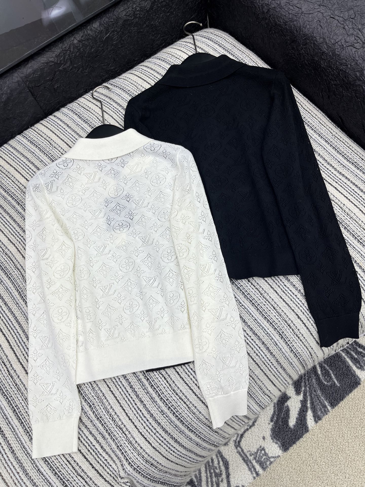 🛒𝐍𝐄𝐖 · 𝟐𝟎𝟐5/爆款现货原单品质 Lv｜25新品镂空提花翻领针织衫精致常规版型上身巨显瘦！定制最