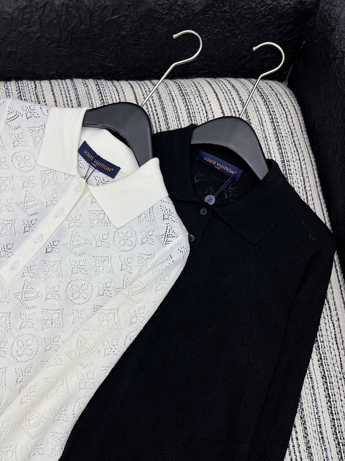 🛒𝐍𝐄𝐖 · 𝟐𝟎𝟐5/爆款现货原单品质 Lv｜25新品镂空提花翻领针织衫精致常规版型上身巨显瘦！定制最