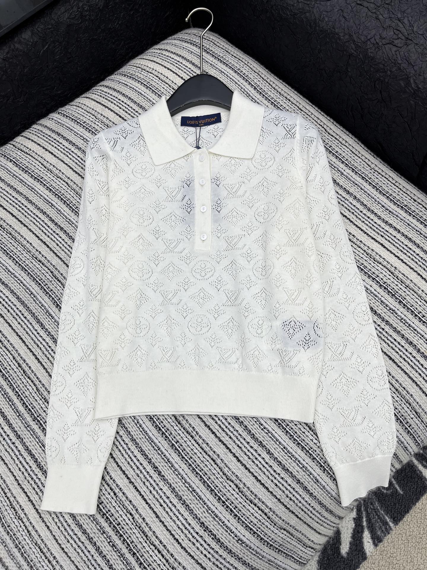🛒𝐍𝐄𝐖 · 𝟐𝟎𝟐5/爆款现货原单品质 Lv｜25新品镂空提花翻领针织衫精致常规版型上身巨显瘦！定制最
