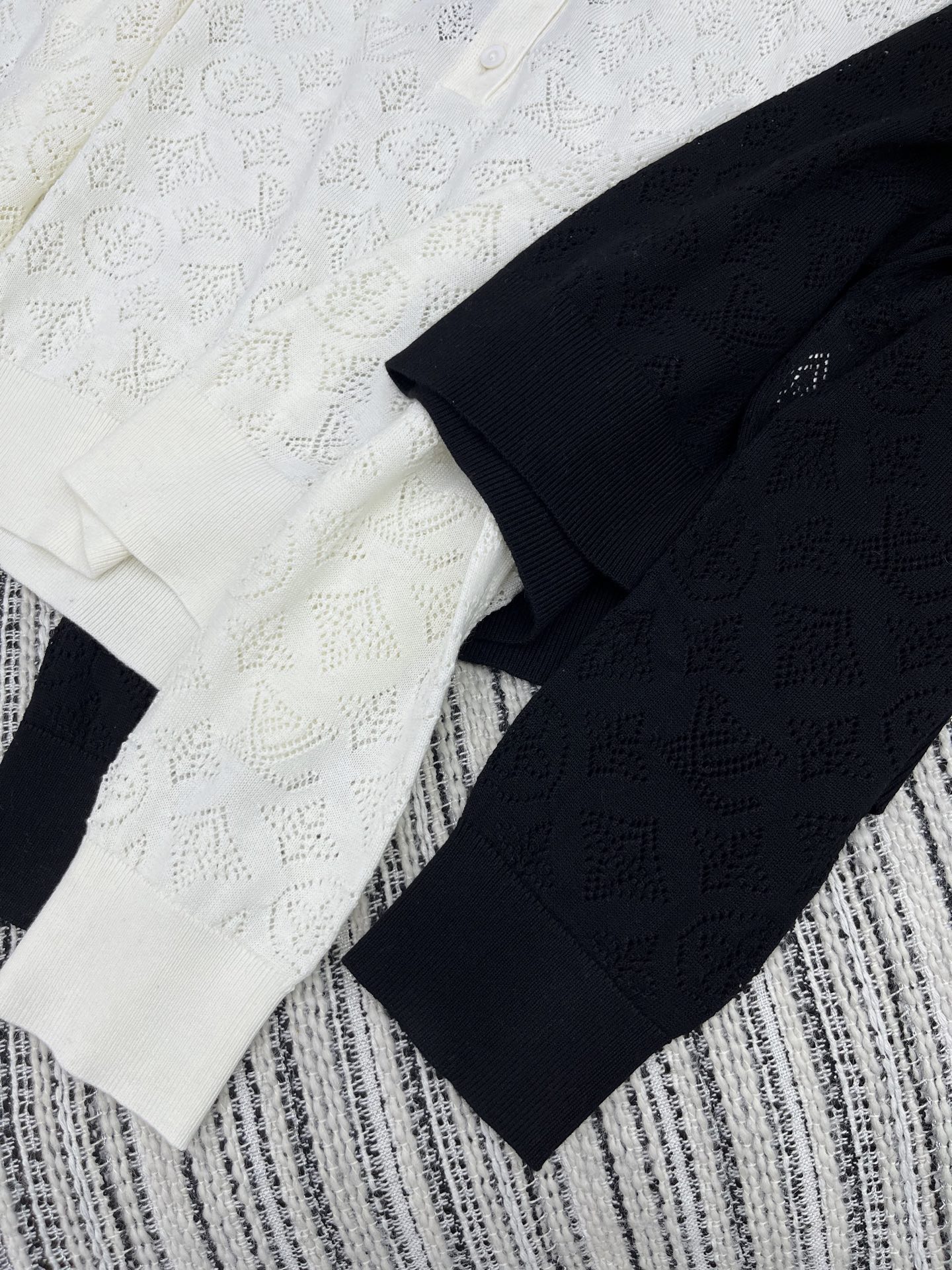 🛒𝐍𝐄𝐖 · 𝟐𝟎𝟐5/爆款现货原单品质 Lv｜25新品镂空提花翻领针织衫精致常规版型上身巨显瘦！定制最