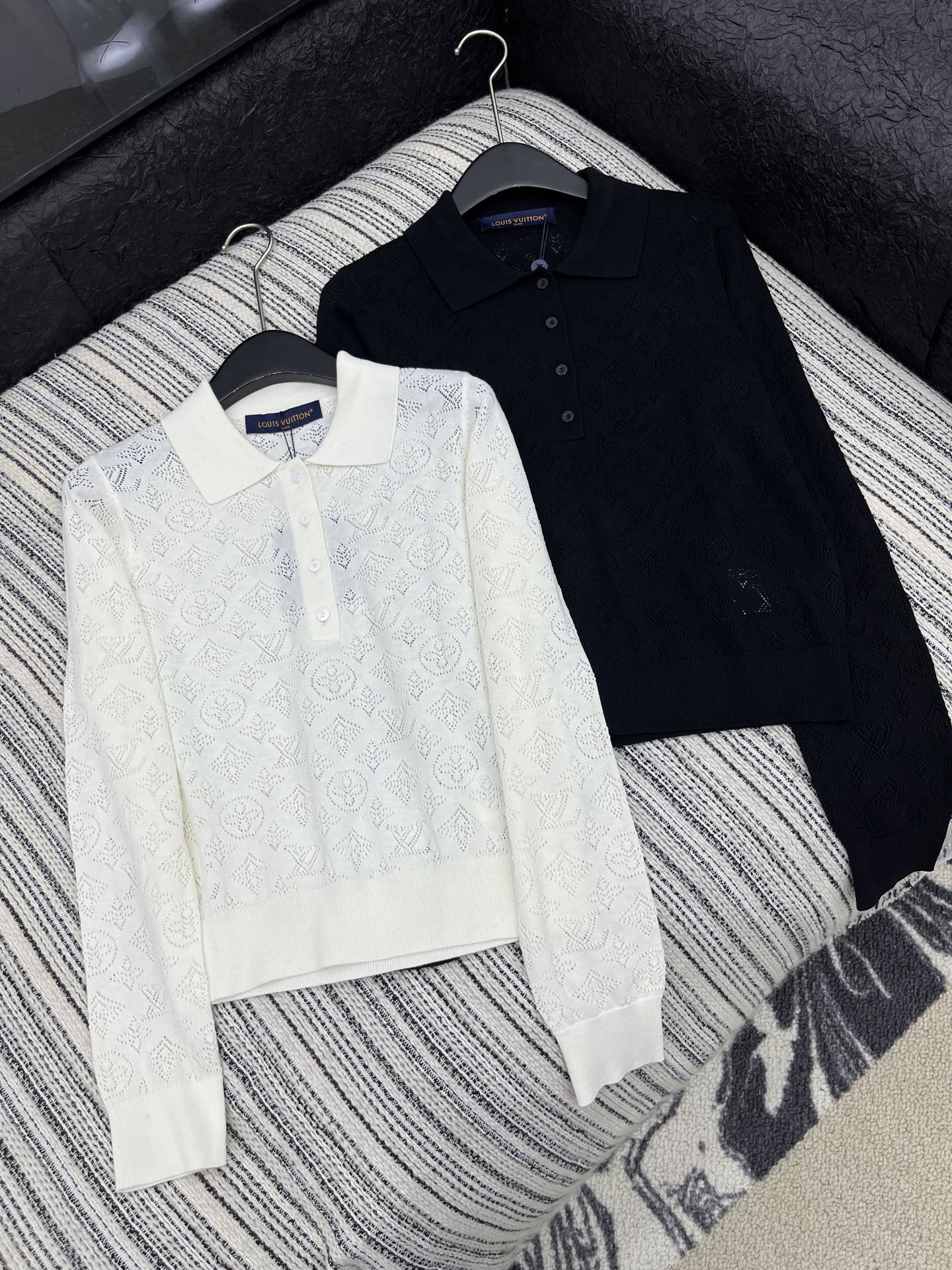 🛒𝐍𝐄𝐖 · 𝟐𝟎𝟐5/爆款现货原单品质 Lv｜25新品镂空提花翻领针织衫精致常规版型上身巨显瘦！定制最