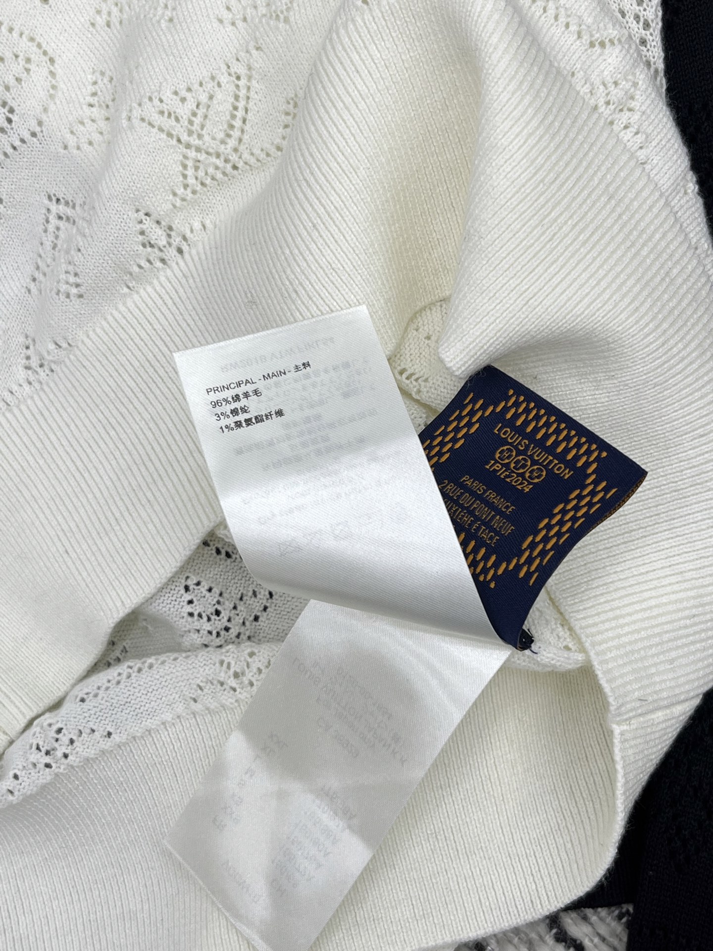 🛒𝐍𝐄𝐖 · 𝟐𝟎𝟐5/爆款现货原单品质 Lv｜25新品镂空提花翻领针织衫精致常规版型上身巨显瘦！定制最