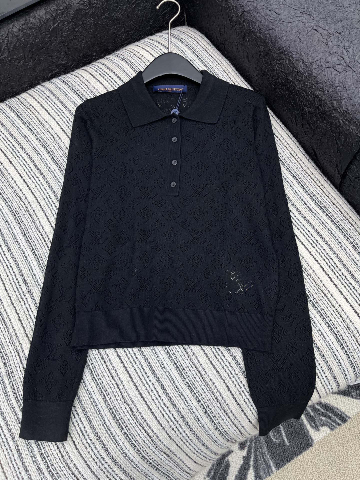 🛒𝐍𝐄𝐖 · 𝟐𝟎𝟐5/爆款现货原单品质 Lv｜25新品镂空提花翻领针织衫精致常规版型上身巨显瘦！定制最