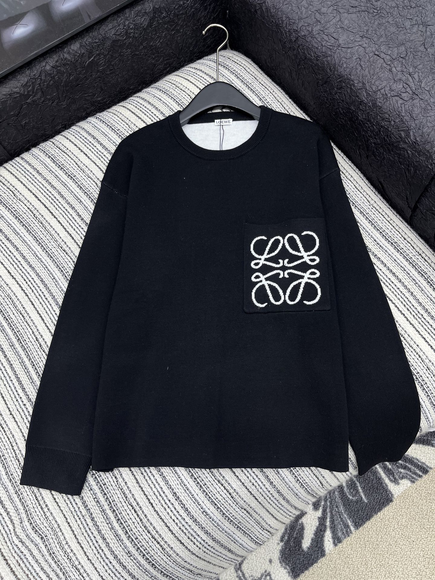 🛒𝐍𝐄𝐖 · 𝟐𝟎𝟐5/爆款现货原单品质 Loew*｜ 2025FW新款口袋提花圆领羊毛🦙针织衫这款简直