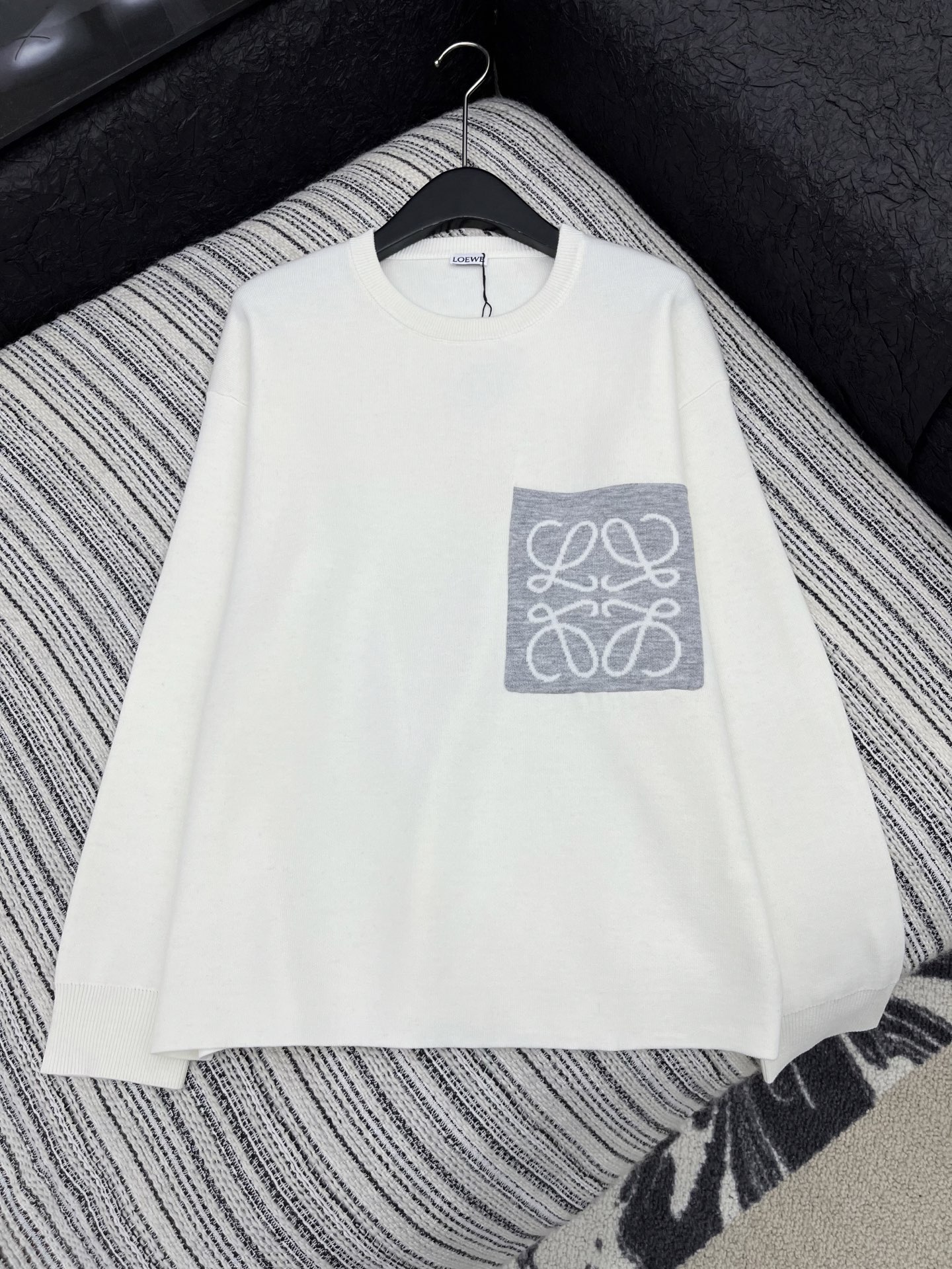 🛒𝐍𝐄𝐖 · 𝟐𝟎𝟐5/爆款现货原单品质 Loew*｜ 2025FW新款口袋提花圆领羊毛🦙针织衫这款简直