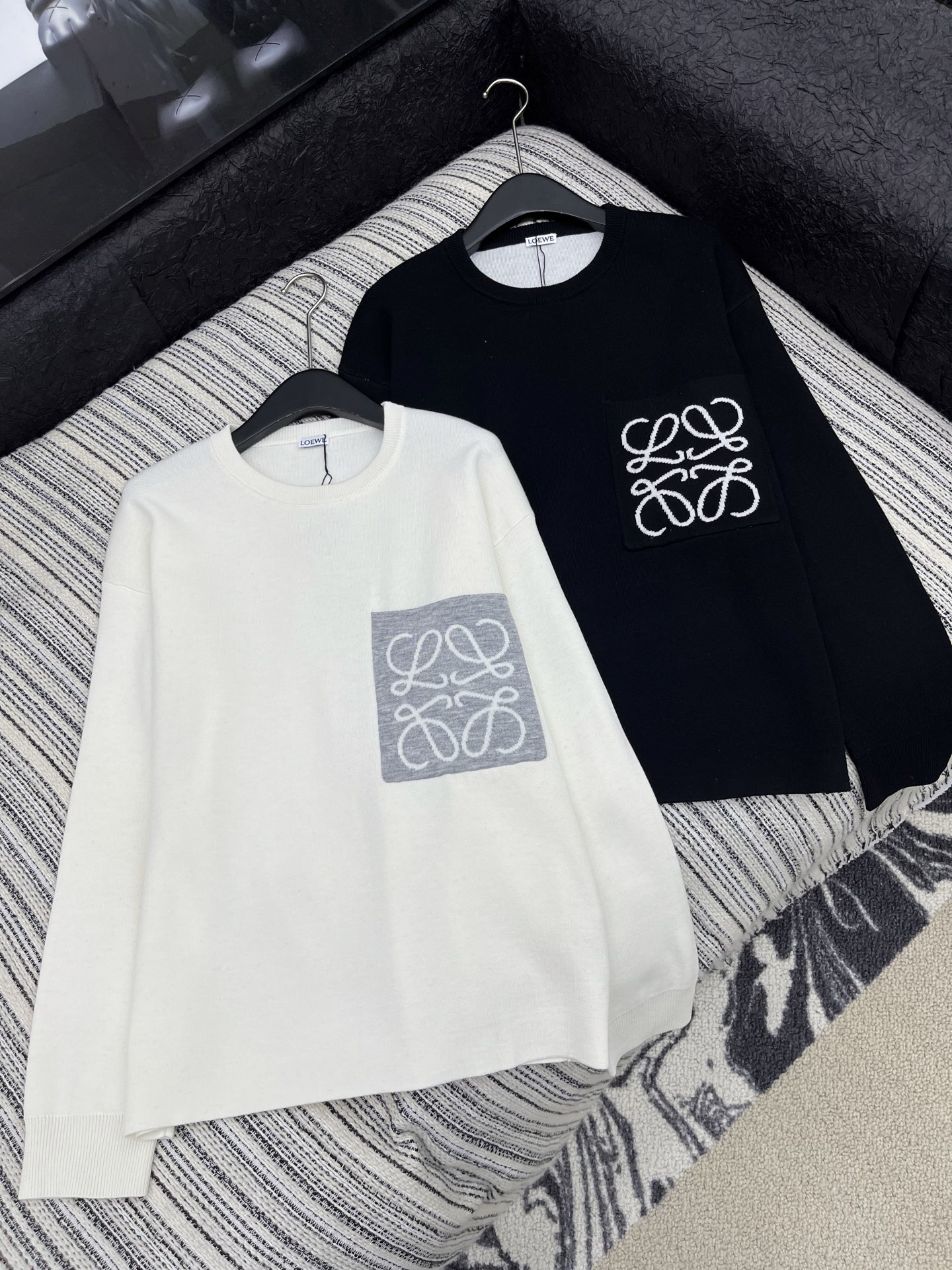 🛒𝐍𝐄𝐖 · 𝟐𝟎𝟐5/爆款现货原单品质 Loew*｜ 2025FW新款口袋提花圆领羊毛🦙针织衫这款简直