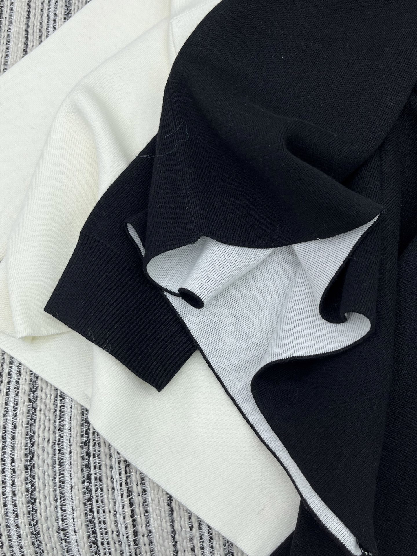 🛒𝐍𝐄𝐖 · 𝟐𝟎𝟐5/爆款现货原单品质 Loew*｜ 2025FW新款口袋提花圆领羊毛🦙针织衫这款简直