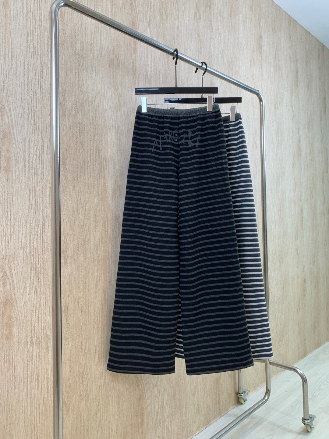 🛒𝐍𝐄𝐖 · 𝟐𝟎𝟐5/爆款现货原单品质 MM6｜撞色抽绳腰头条纹休闲裤高品质面料质感柔软细腻舒适。撞色