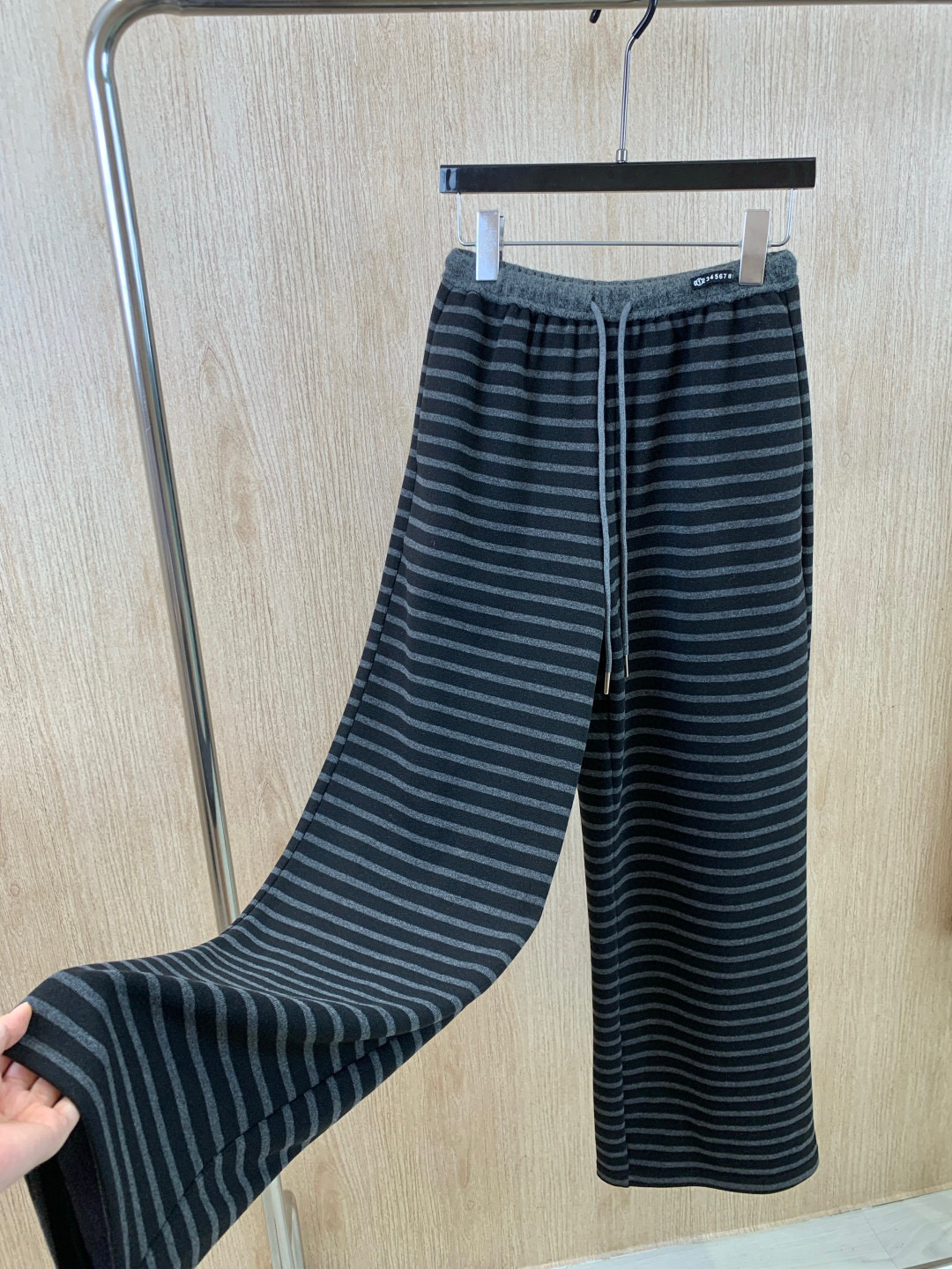 🛒𝐍𝐄𝐖 · 𝟐𝟎𝟐5/爆款现货原单品质 MM6｜撞色抽绳腰头条纹休闲裤高品质面料质感柔软细腻舒适。撞色