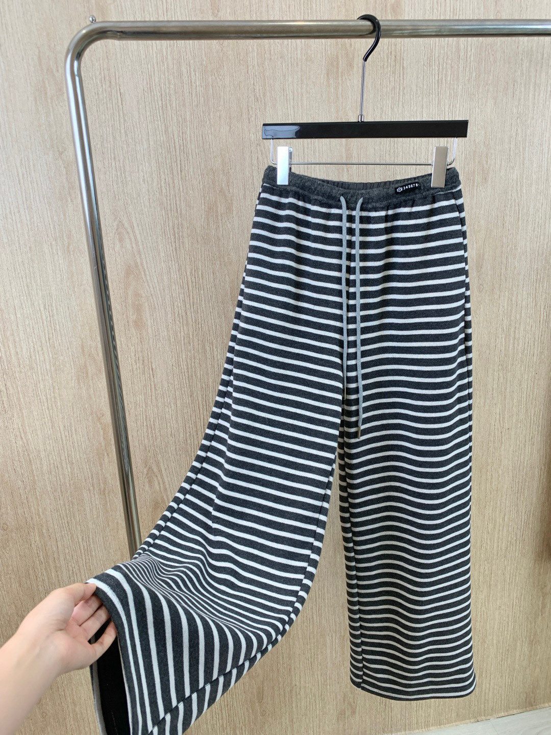 🛒𝐍𝐄𝐖 · 𝟐𝟎𝟐5/爆款现货原单品质 MM6｜撞色抽绳腰头条纹休闲裤高品质面料质感柔软细腻舒适。撞色