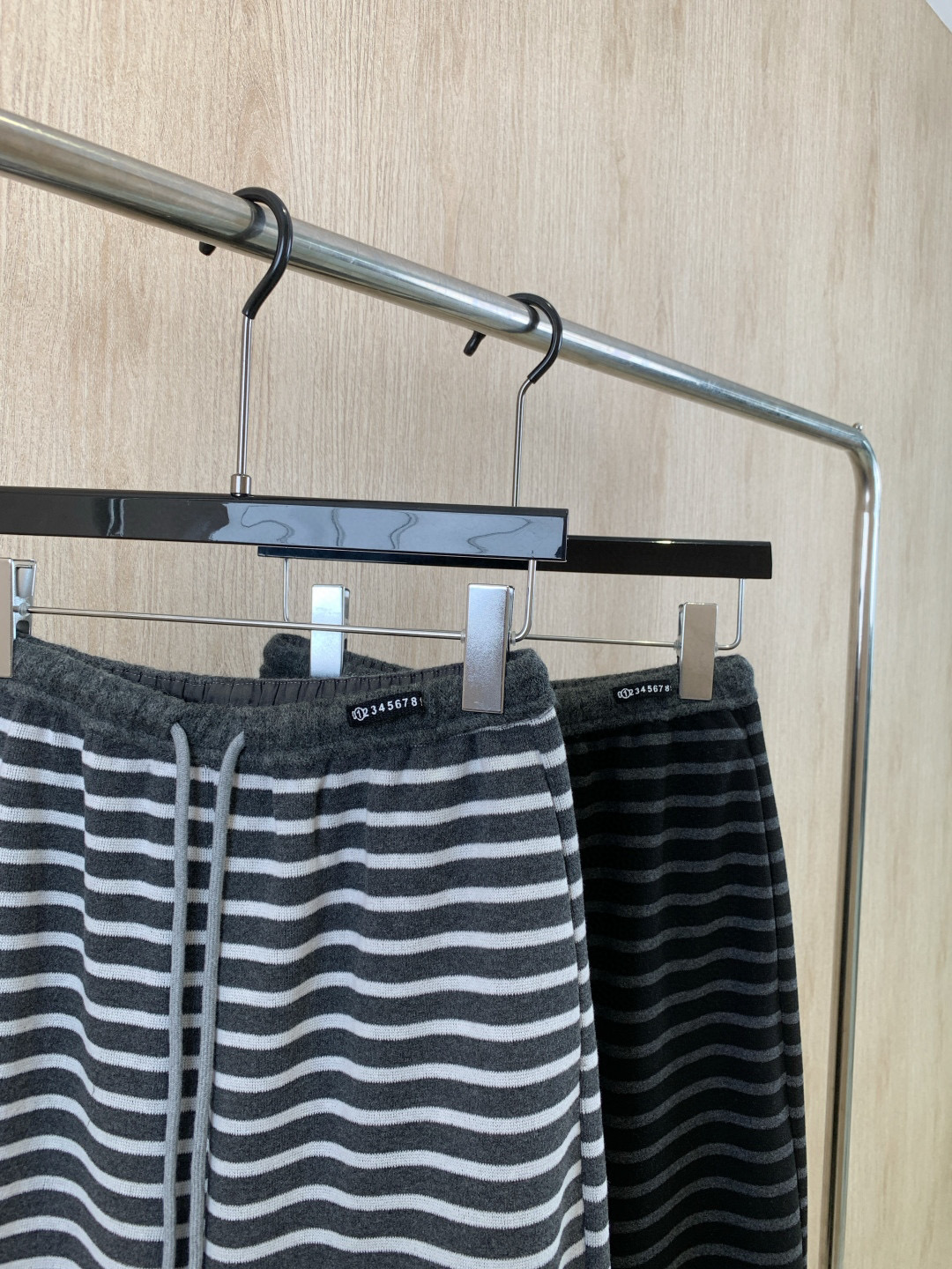 🛒𝐍𝐄𝐖 · 𝟐𝟎𝟐5/爆款现货原单品质 MM6｜撞色抽绳腰头条纹休闲裤高品质面料质感柔软细腻舒适。撞色