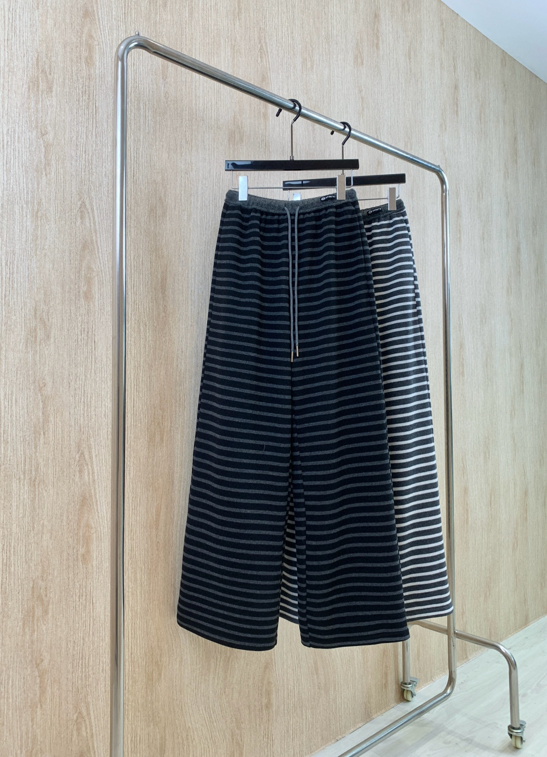 🛒𝐍𝐄𝐖 · 𝟐𝟎𝟐5/爆款现货原单品质 MM6｜撞色抽绳腰头条纹休闲裤高品质面料质感柔软细腻舒适。撞色