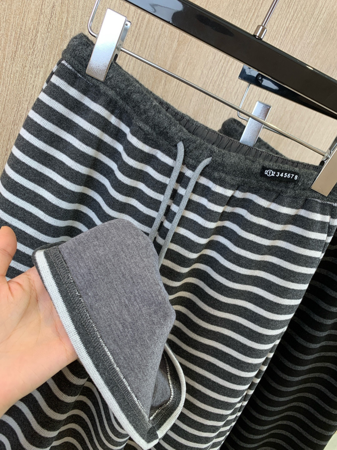 🛒𝐍𝐄𝐖 · 𝟐𝟎𝟐5/爆款现货原单品质 MM6｜撞色抽绳腰头条纹休闲裤高品质面料质感柔软细腻舒适。撞色