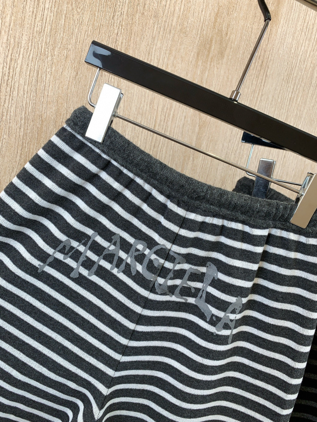 🛒𝐍𝐄𝐖 · 𝟐𝟎𝟐5/爆款现货原单品质 MM6｜撞色抽绳腰头条纹休闲裤高品质面料质感柔软细腻舒适。撞色