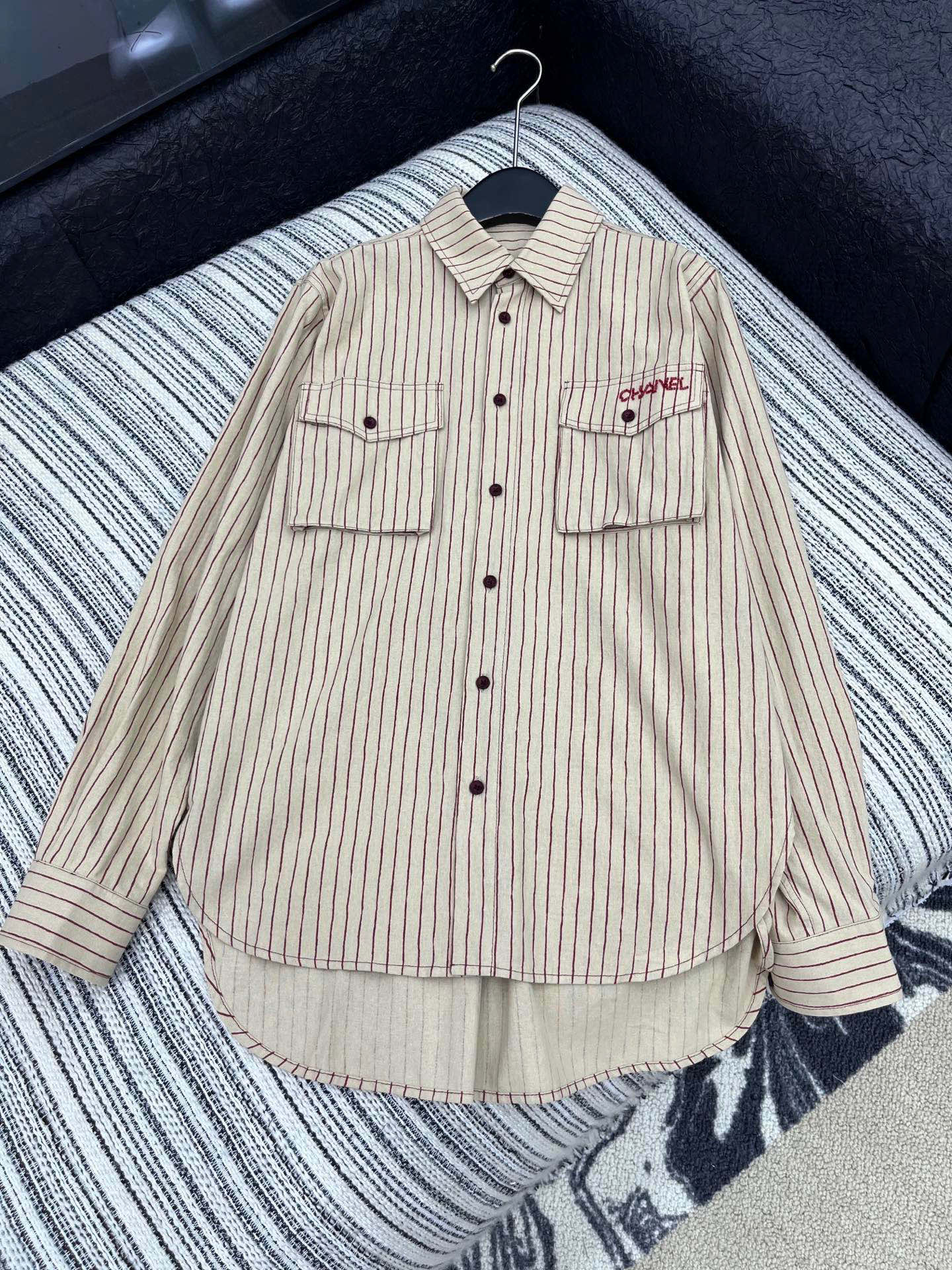 🛒𝐍𝐄𝐖 · 𝟐𝟎𝟐5/爆款现货原单品质 Chane*｜2025新品中古风重工订珠衬衫外套高订面料 定制