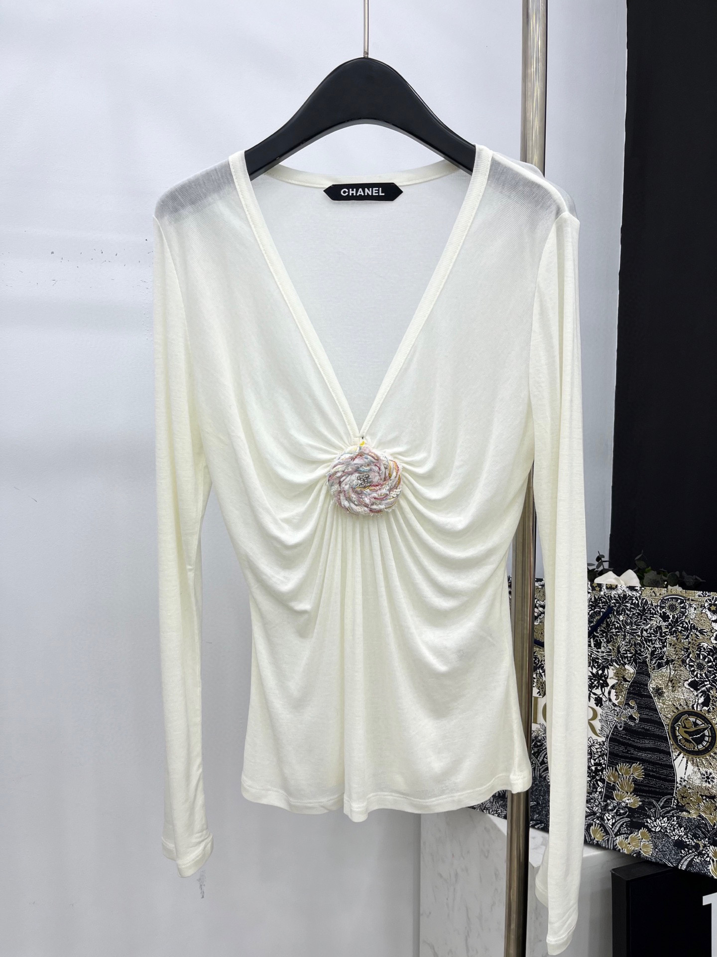 🛒𝐍𝐄𝐖 · 𝟐𝟎𝟐5/爆款现货原单品质 Chane*｜2025中古系列重工花朵扣装饰百搭打底衫韩国进口