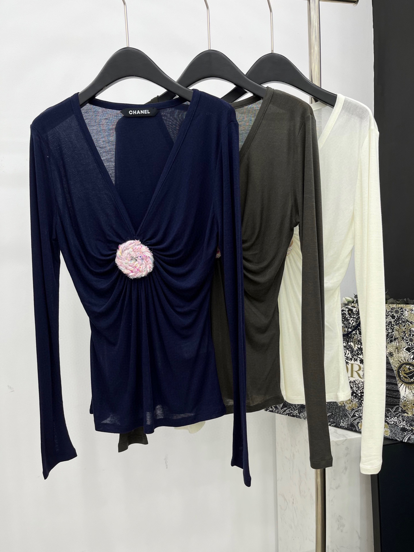 🛒𝐍𝐄𝐖 · 𝟐𝟎𝟐5/爆款现货原单品质 Chane*｜2025中古系列重工花朵扣装饰百搭打底衫韩国进口