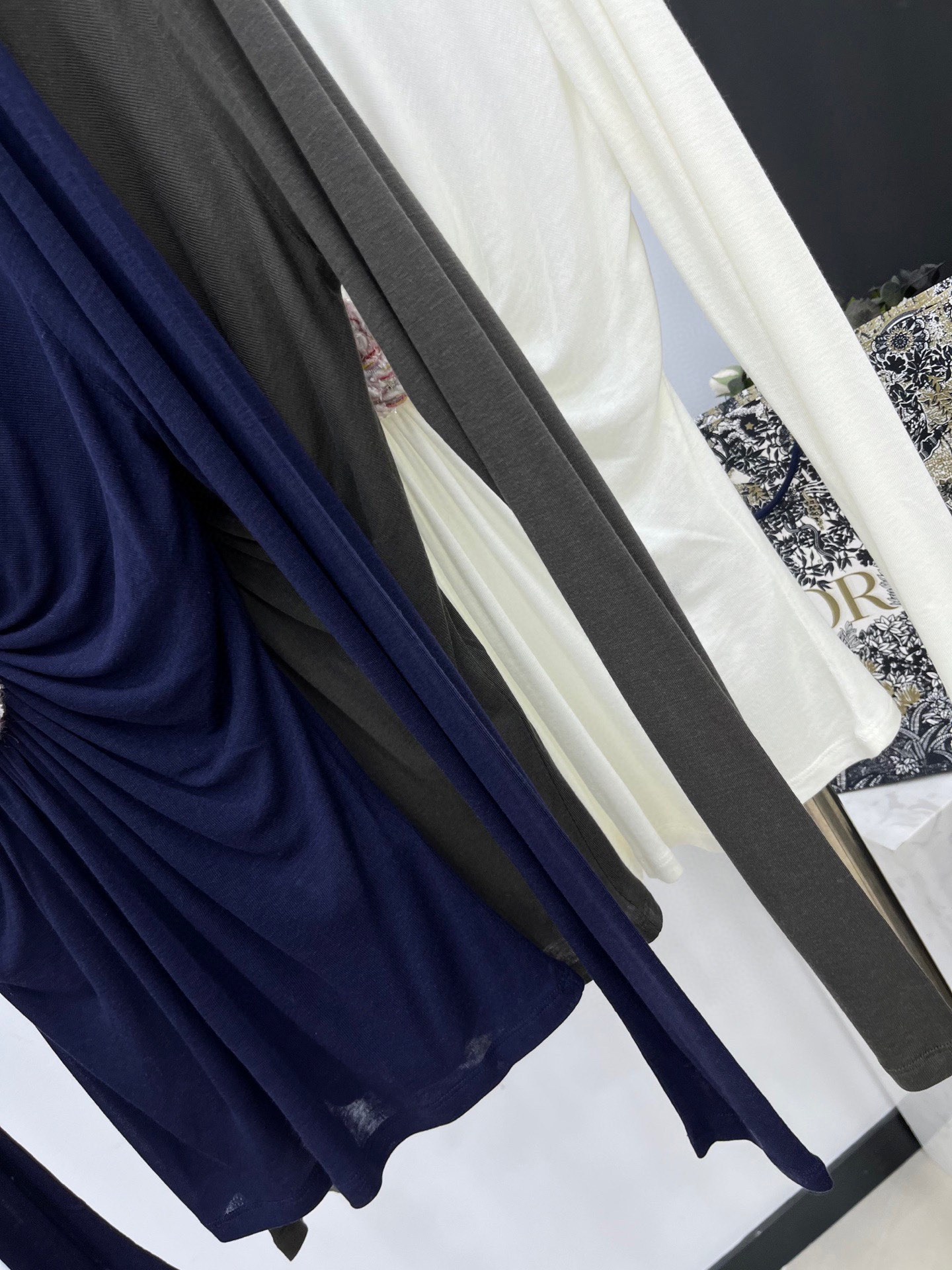 🛒𝐍𝐄𝐖 · 𝟐𝟎𝟐5/爆款现货原单品质 Chane*｜2025中古系列重工花朵扣装饰百搭打底衫韩国进口