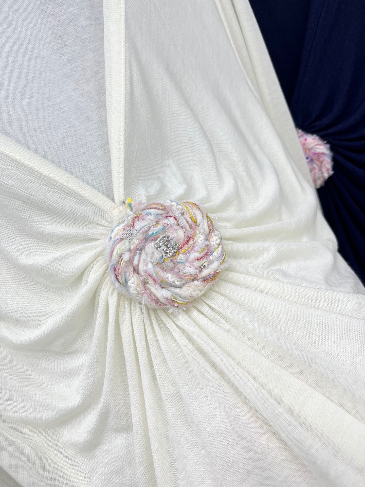 🛒𝐍𝐄𝐖 · 𝟐𝟎𝟐5/爆款现货原单品质 Chane*｜2025中古系列重工花朵扣装饰百搭打底衫韩国进口