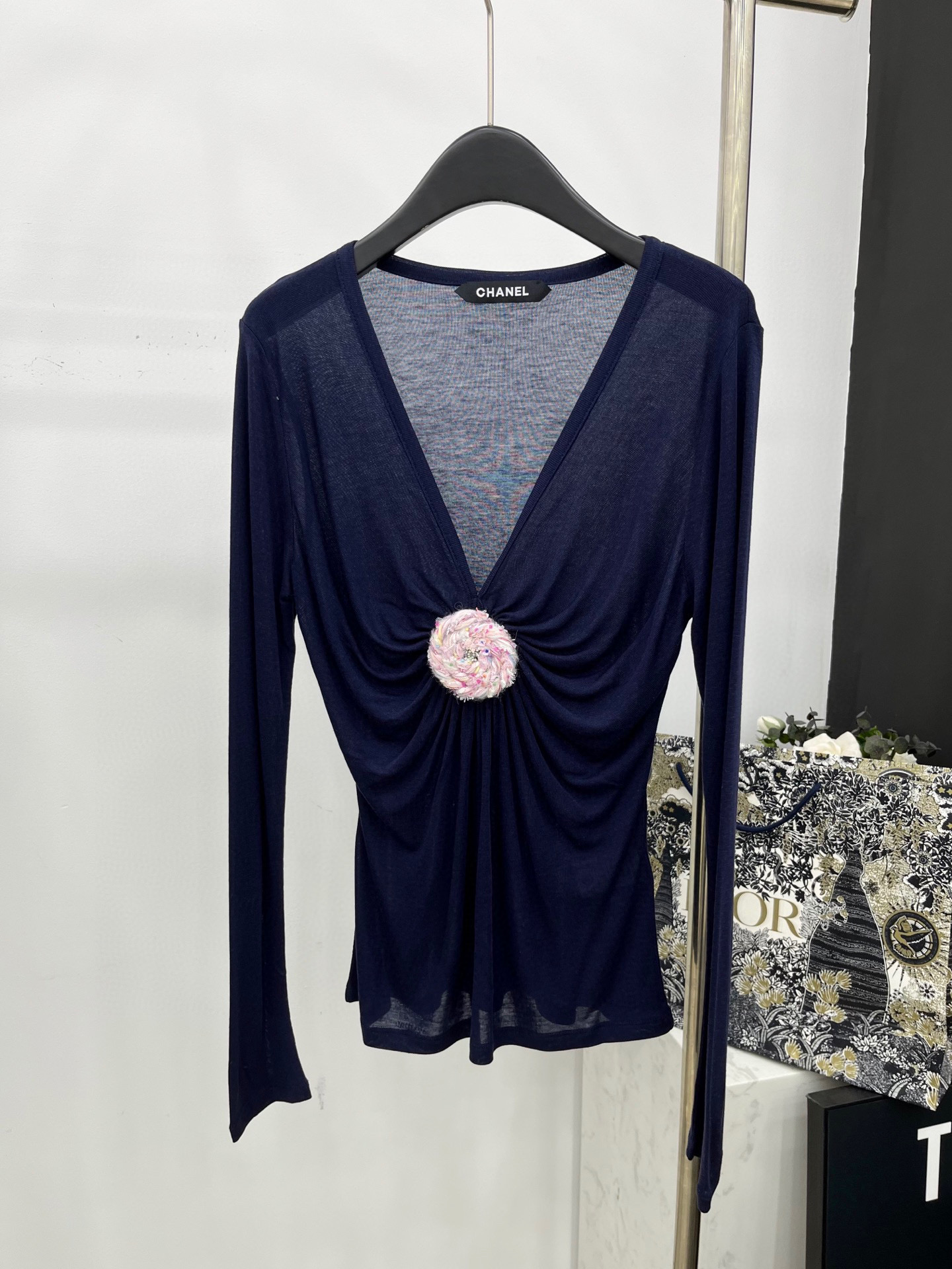 🛒𝐍𝐄𝐖 · 𝟐𝟎𝟐5/爆款现货原单品质 Chane*｜2025中古系列重工花朵扣装饰百搭打底衫韩国进口