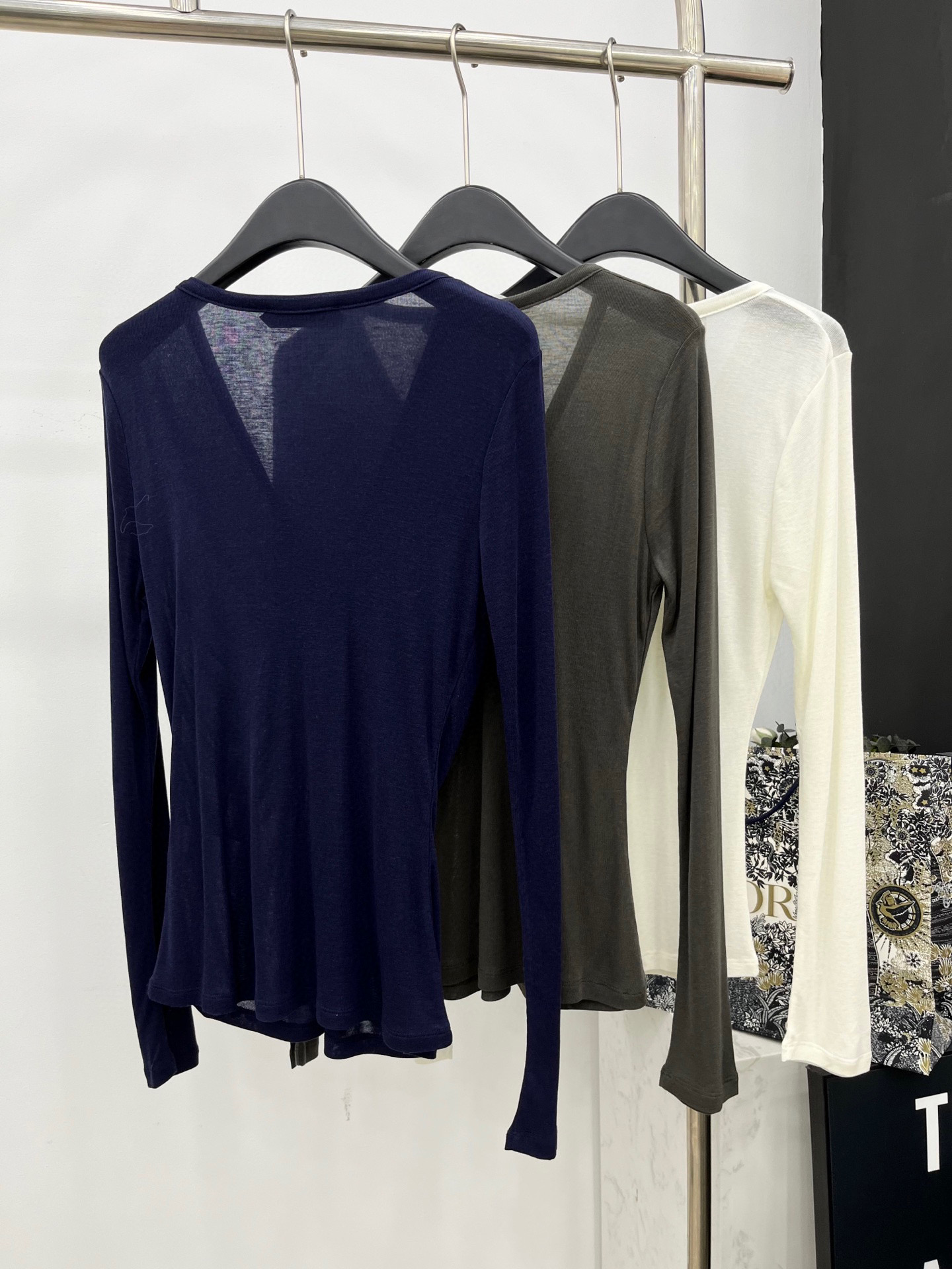 🛒𝐍𝐄𝐖 · 𝟐𝟎𝟐5/爆款现货原单品质 Chane*｜2025中古系列重工花朵扣装饰百搭打底衫韩国进口