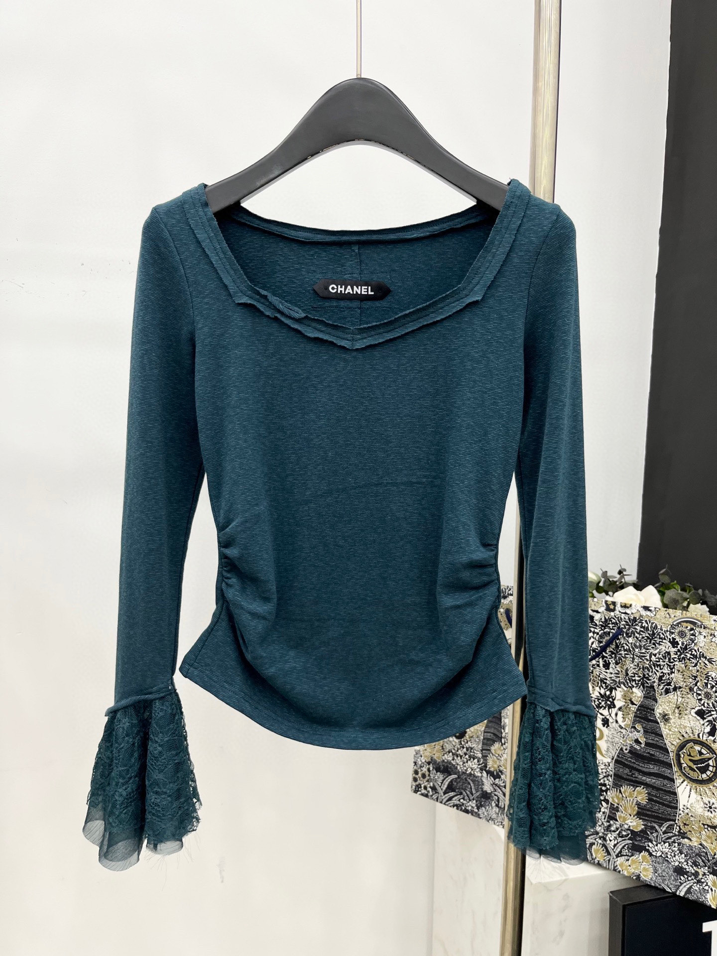 🛒𝐍𝐄𝐖 · 𝟐𝟎𝟐5/爆款现货原单品质 Chane*｜2025中古系列重工设计百搭圆领打底衫韩国进口面