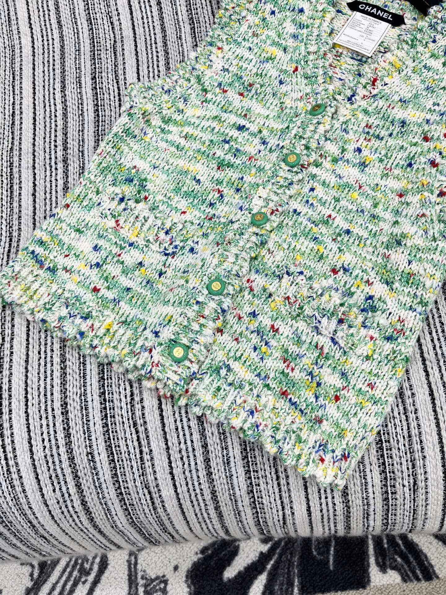 🛒𝐍𝐄𝐖 · 𝟐𝟎𝟐5/爆款现货原单品质 Chan*｜25中古系列重工手工宝石扣V领背心外套独家订制纱线