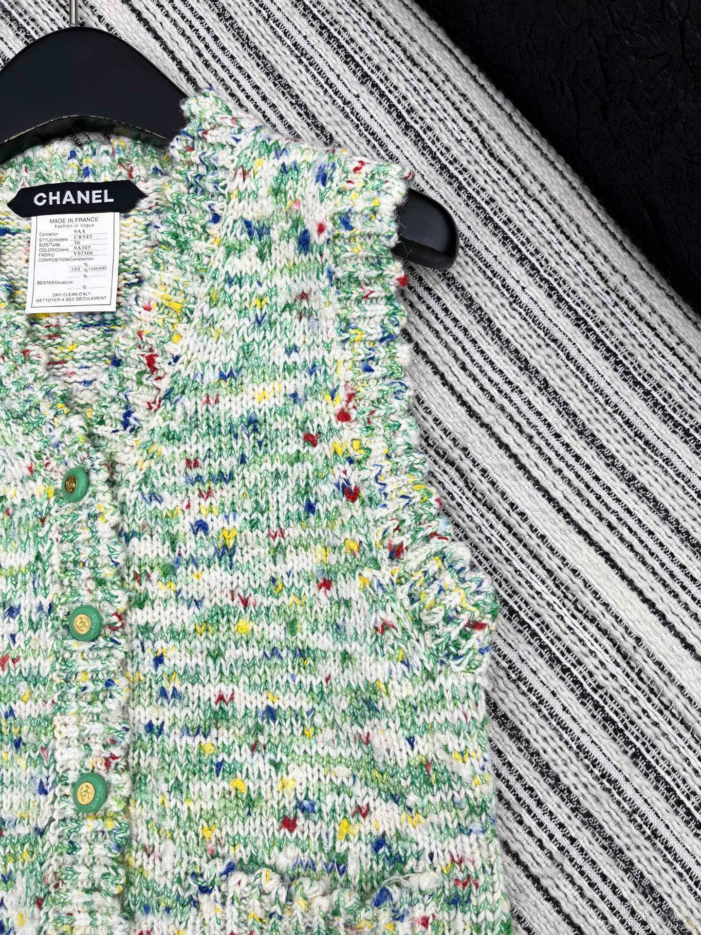 🛒𝐍𝐄𝐖 · 𝟐𝟎𝟐5/爆款现货原单品质 Chan*｜25中古系列重工手工宝石扣V领背心外套独家订制纱线