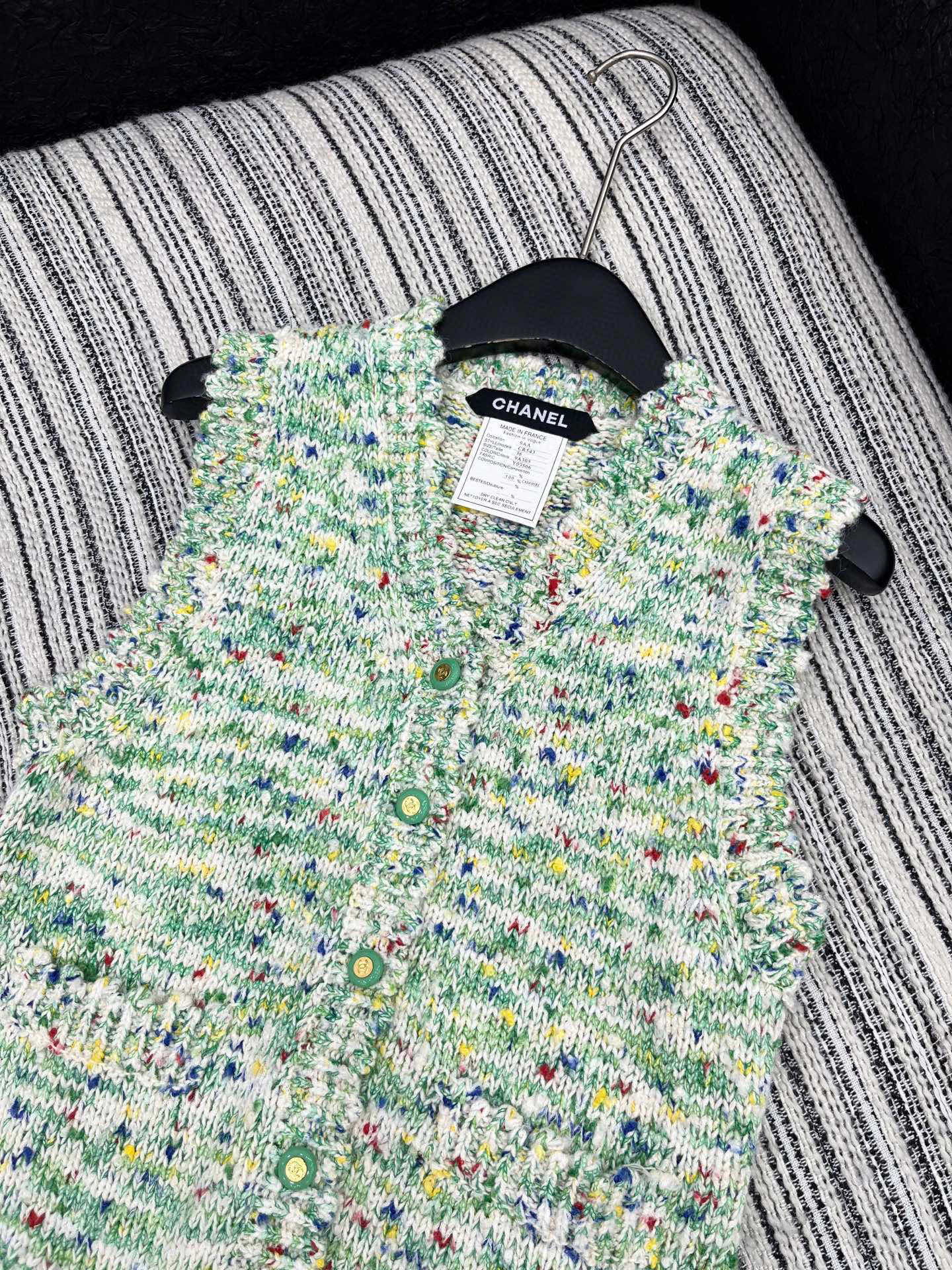 🛒𝐍𝐄𝐖 · 𝟐𝟎𝟐5/爆款现货原单品质 Chan*｜25中古系列重工手工宝石扣V领背心外套独家订制纱线