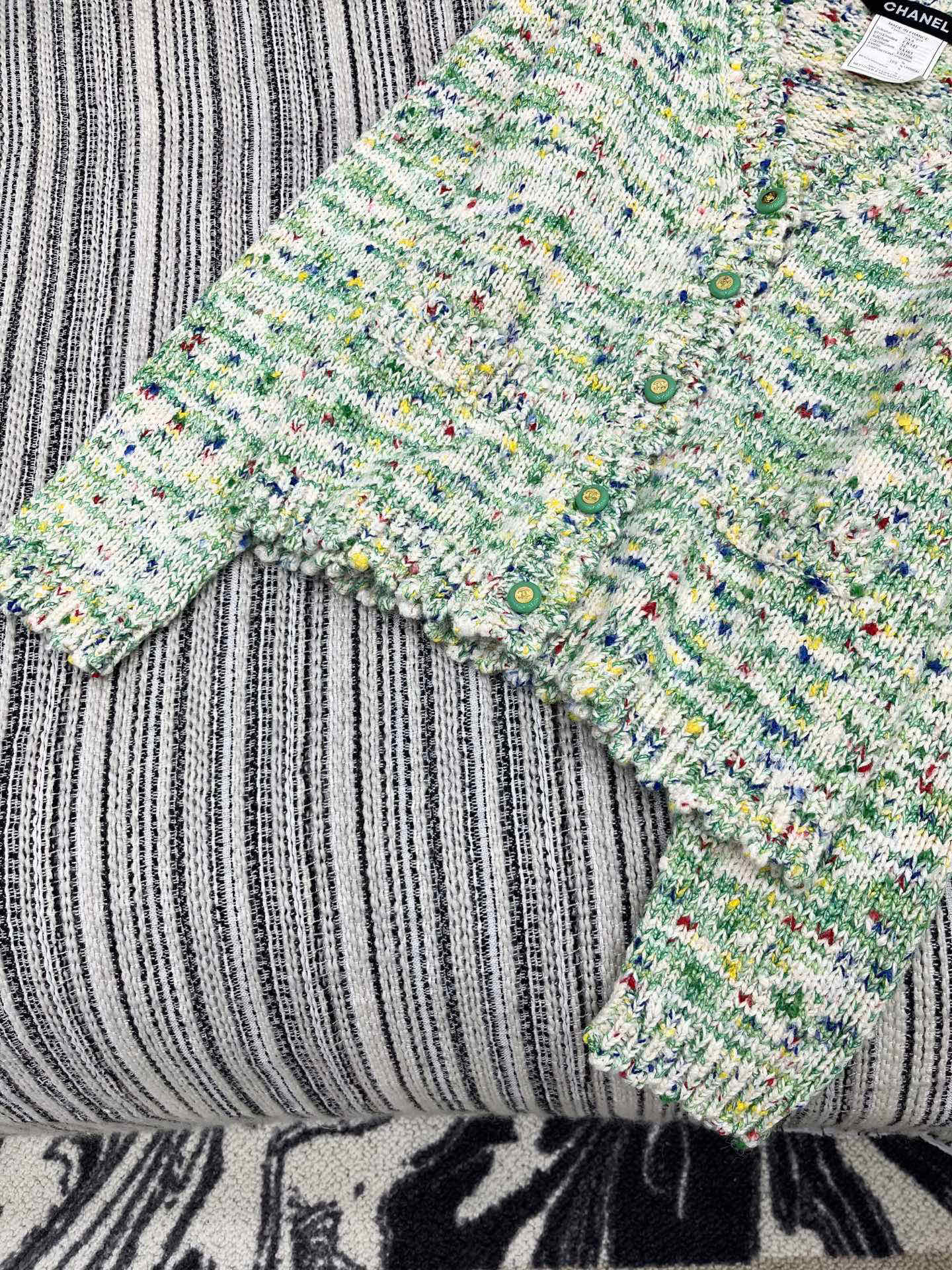 🛒𝐍𝐄𝐖 · 𝟐𝟎𝟐5/爆款现货原单品质 Chan*｜25中古系列重工手工宝石扣V领外套独家订制纱线 ，