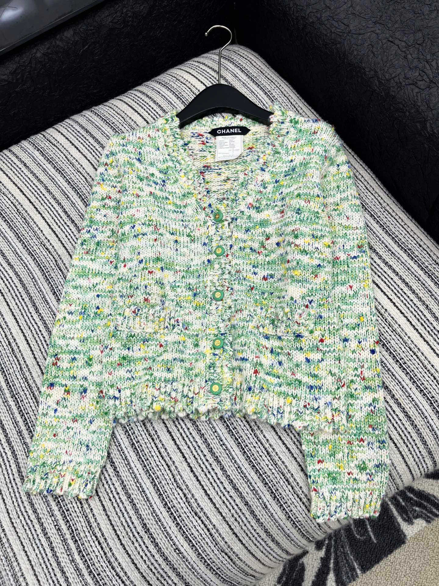 🛒𝐍𝐄𝐖 · 𝟐𝟎𝟐5/爆款现货原单品质 Chan*｜25中古系列重工手工宝石扣V领外套独家订制纱线 ，