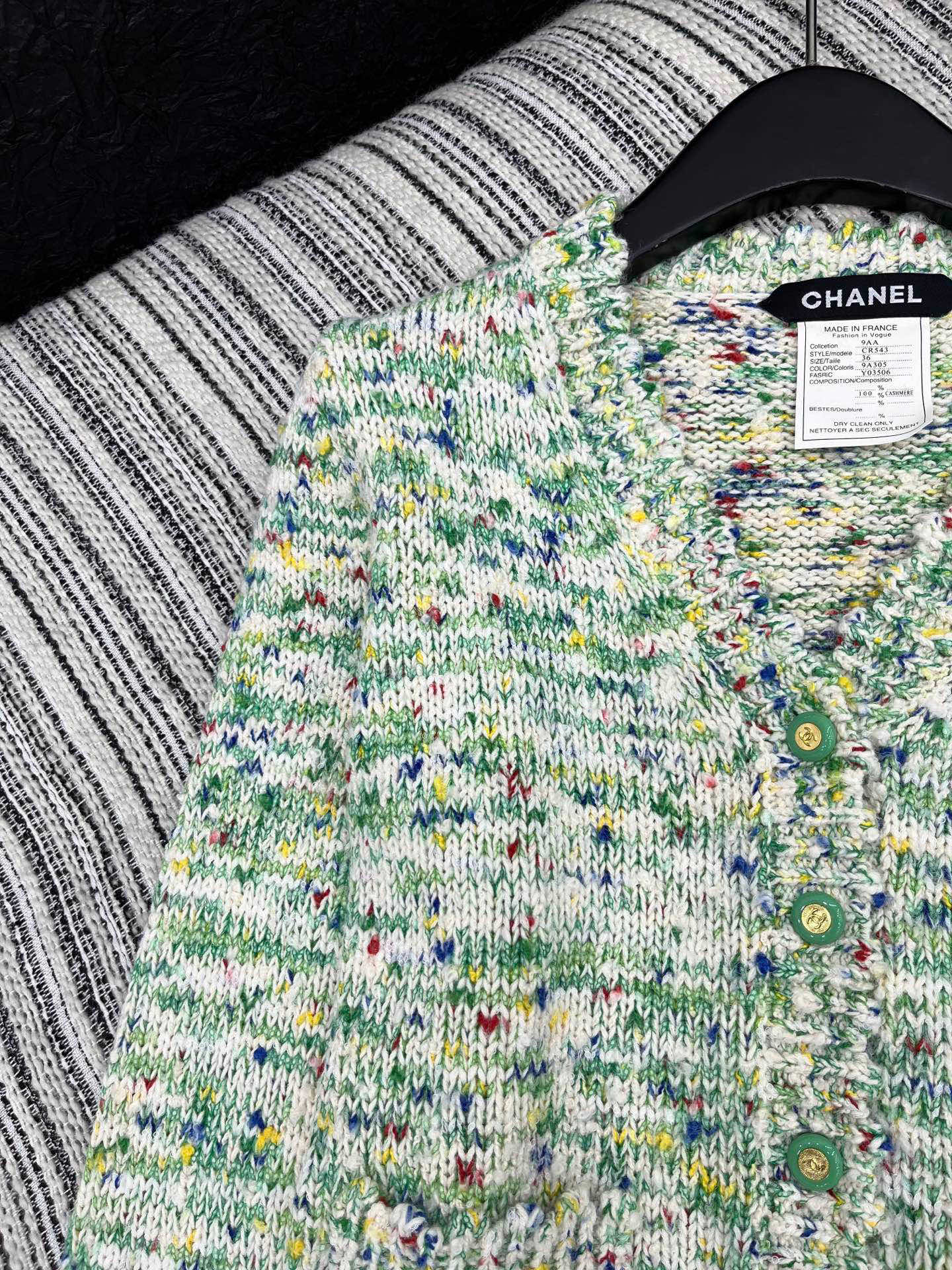 🛒𝐍𝐄𝐖 · 𝟐𝟎𝟐5/爆款现货原单品质 Chan*｜25中古系列重工手工宝石扣V领外套独家订制纱线 ，