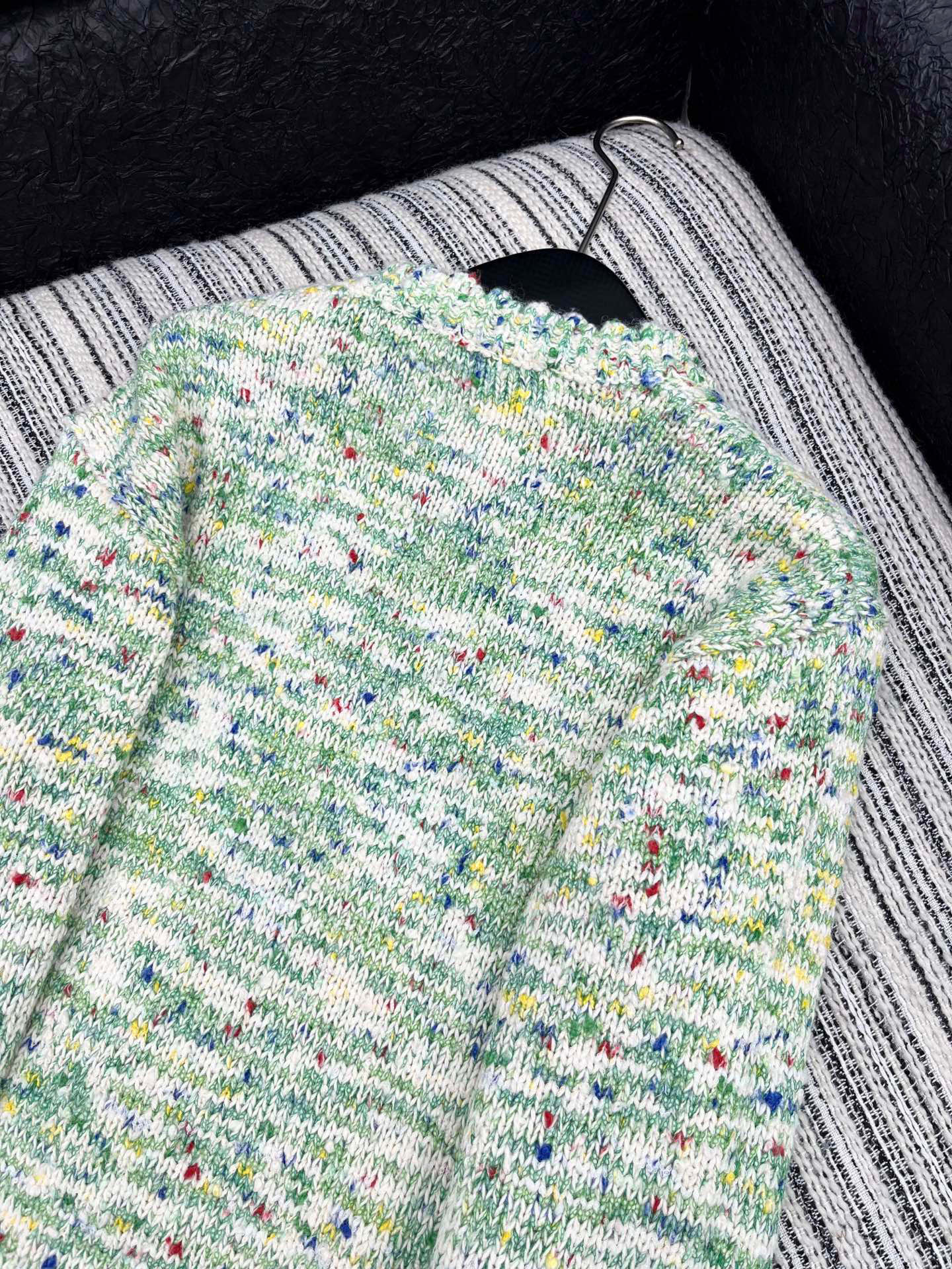 🛒𝐍𝐄𝐖 · 𝟐𝟎𝟐5/爆款现货原单品质 Chan*｜25中古系列重工手工宝石扣圆领毛衣独家订制纱线 ，