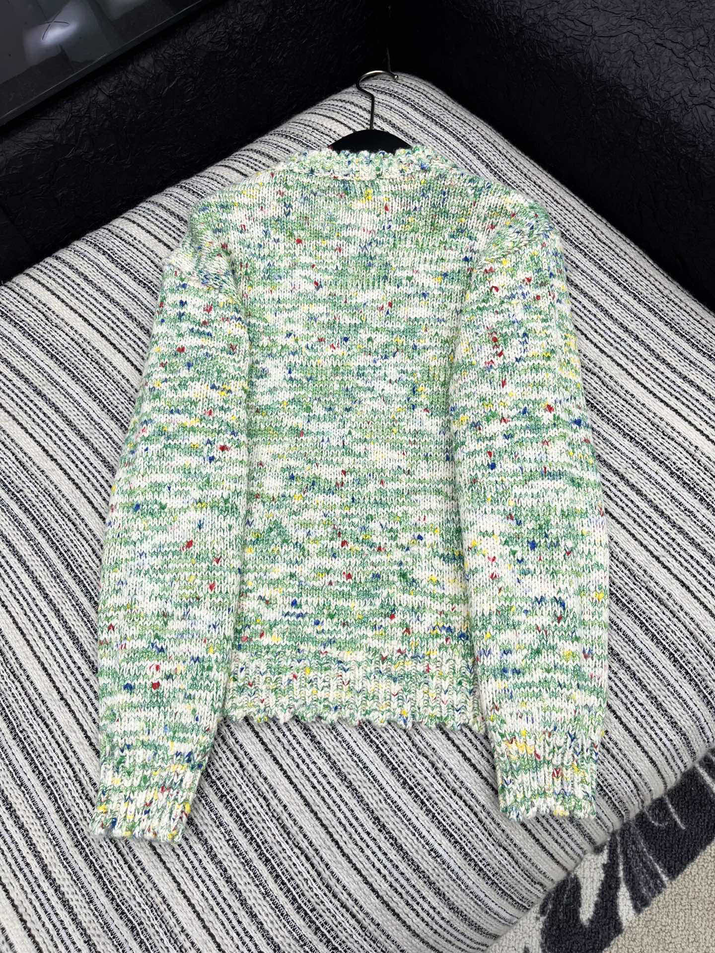 🛒𝐍𝐄𝐖 · 𝟐𝟎𝟐5/爆款现货原单品质 Chan*｜25中古系列重工手工宝石扣圆领毛衣独家订制纱线 ，