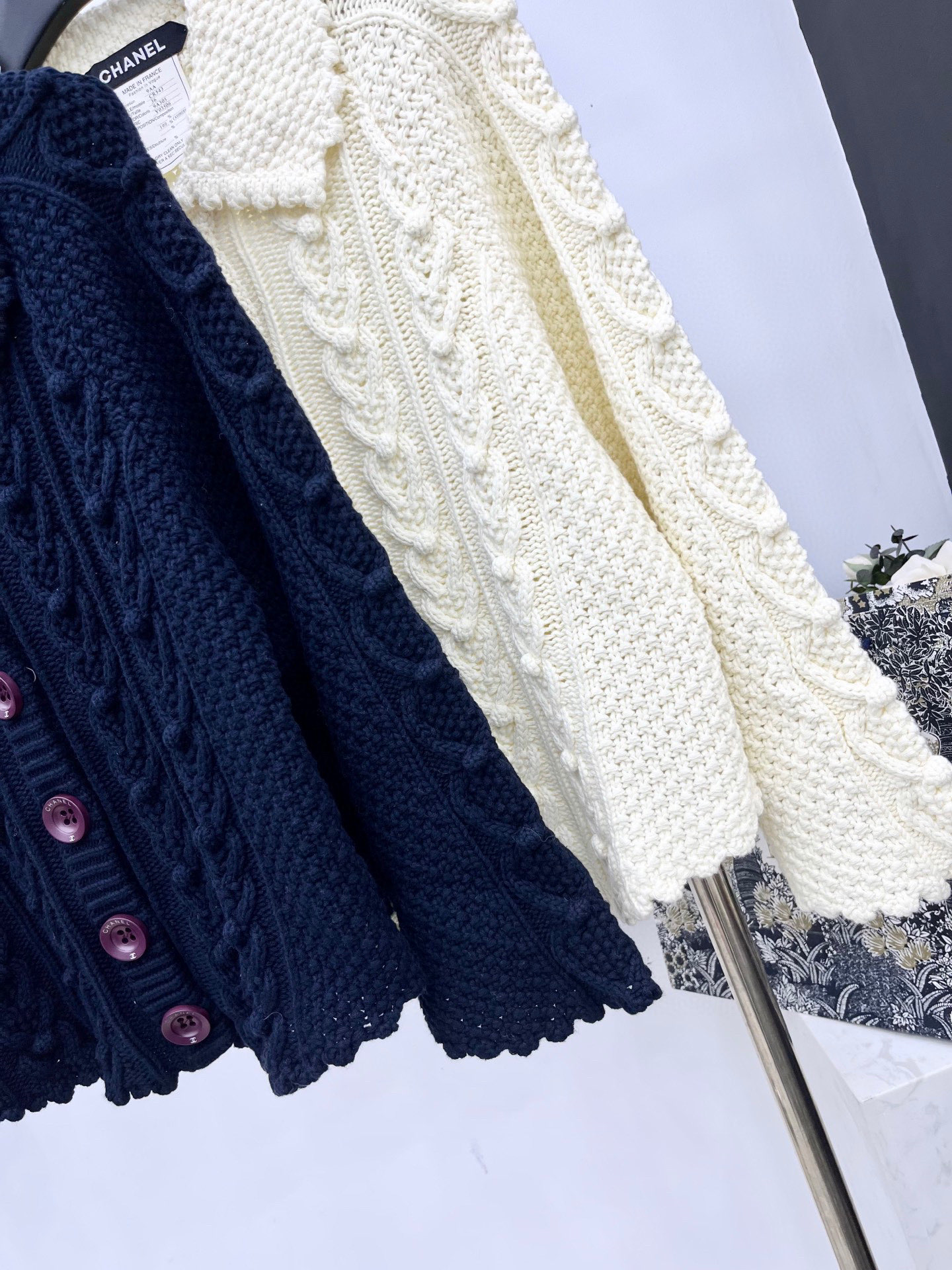 🛒𝐍𝐄𝐖 · 𝟐𝟎𝟐5/爆款现货原单品质 Chan*｜25中古系列重工钩花翻领外套设计高级又时髦！1:1