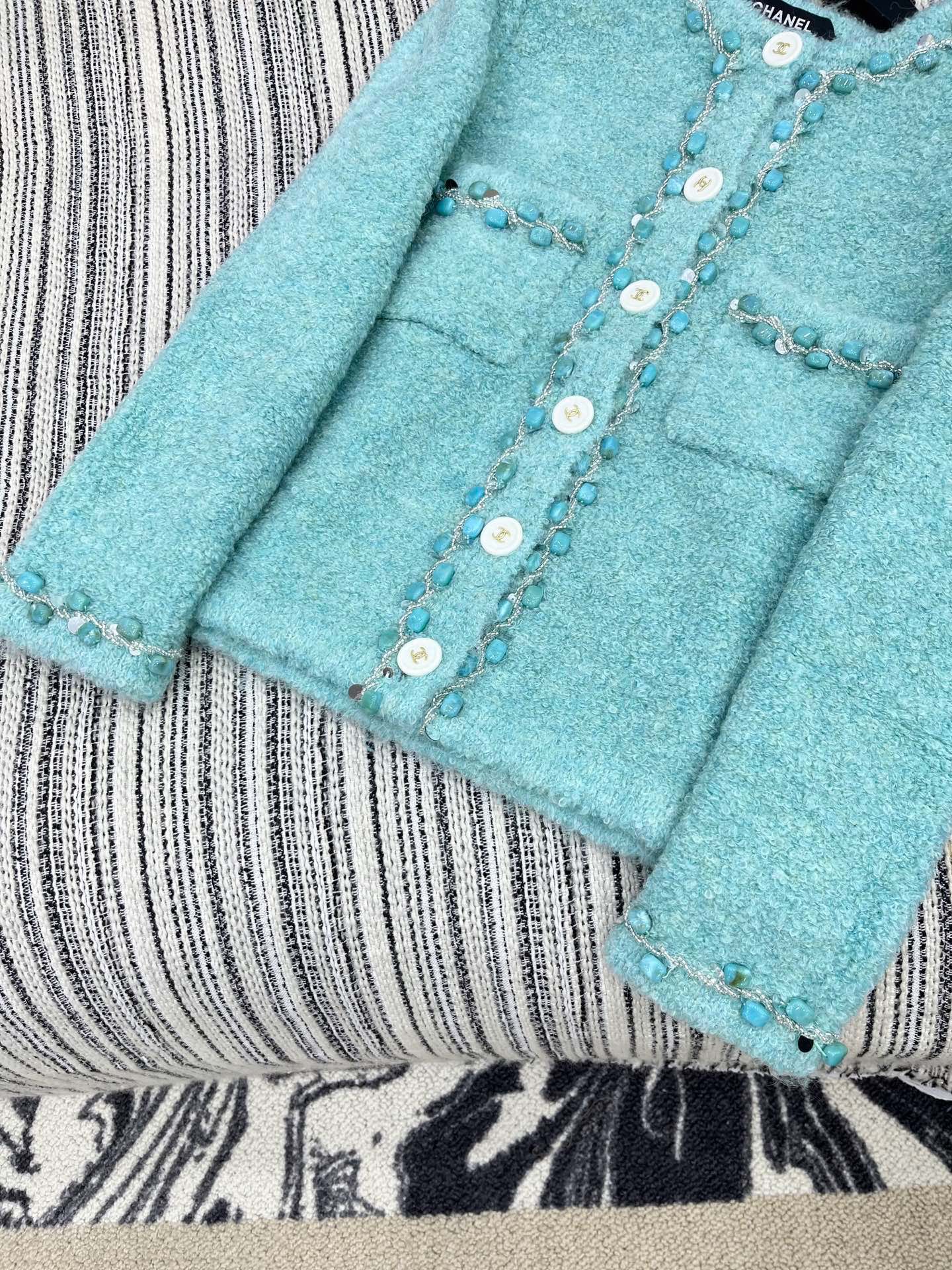 🛒𝐍𝐄𝐖 · 𝟐𝟎𝟐5/爆款现货原单品质 Chan*｜25中古系列重工撞色宝石装饰圆领外套独家订制小香风