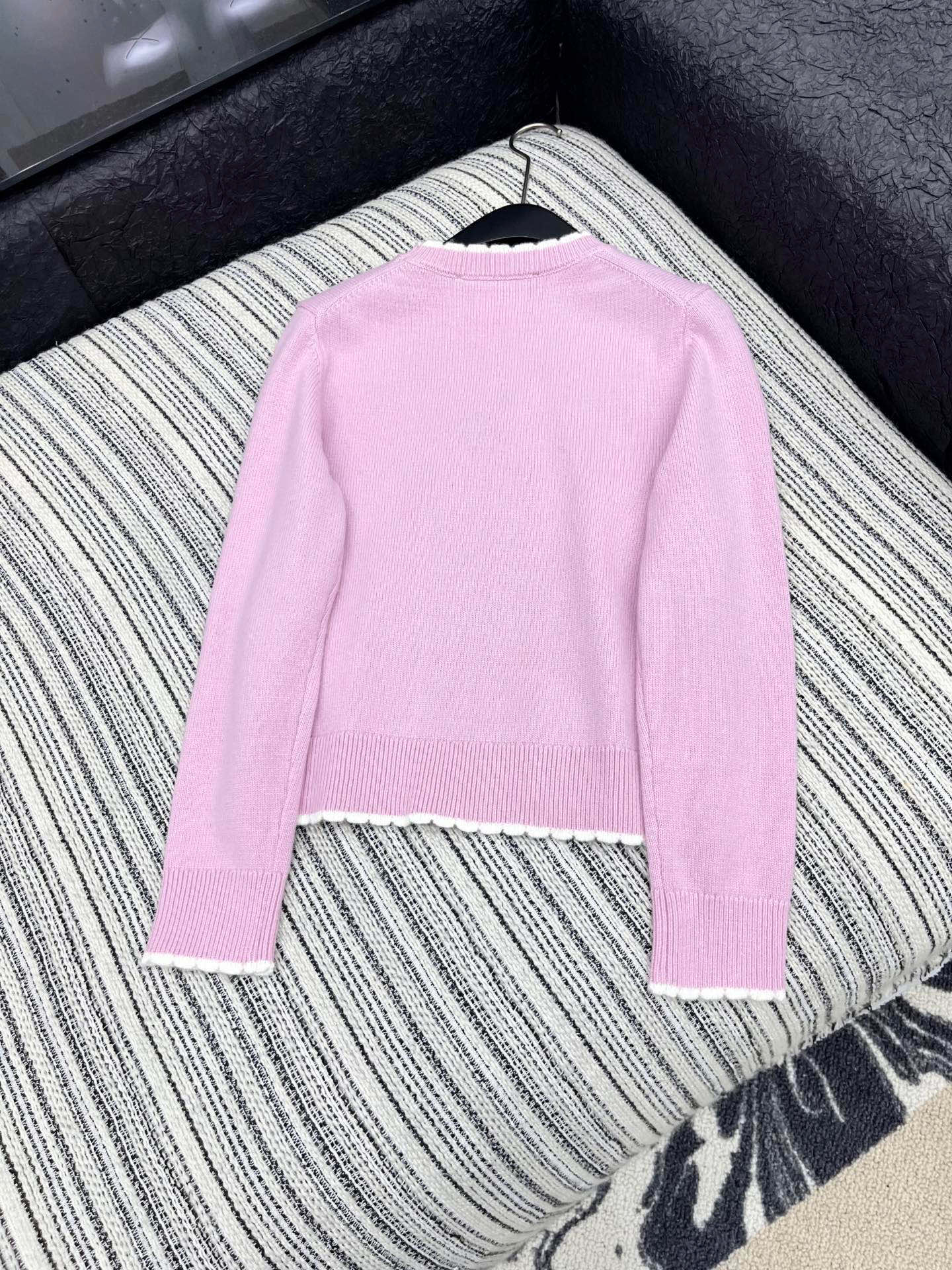 🛒𝐍𝐄𝐖 · 𝟐𝟎𝟐5/爆款现货原单品质 Chan*｜25中古系列重工钩花跳舞女孩花边毛衣设计高级又时髦